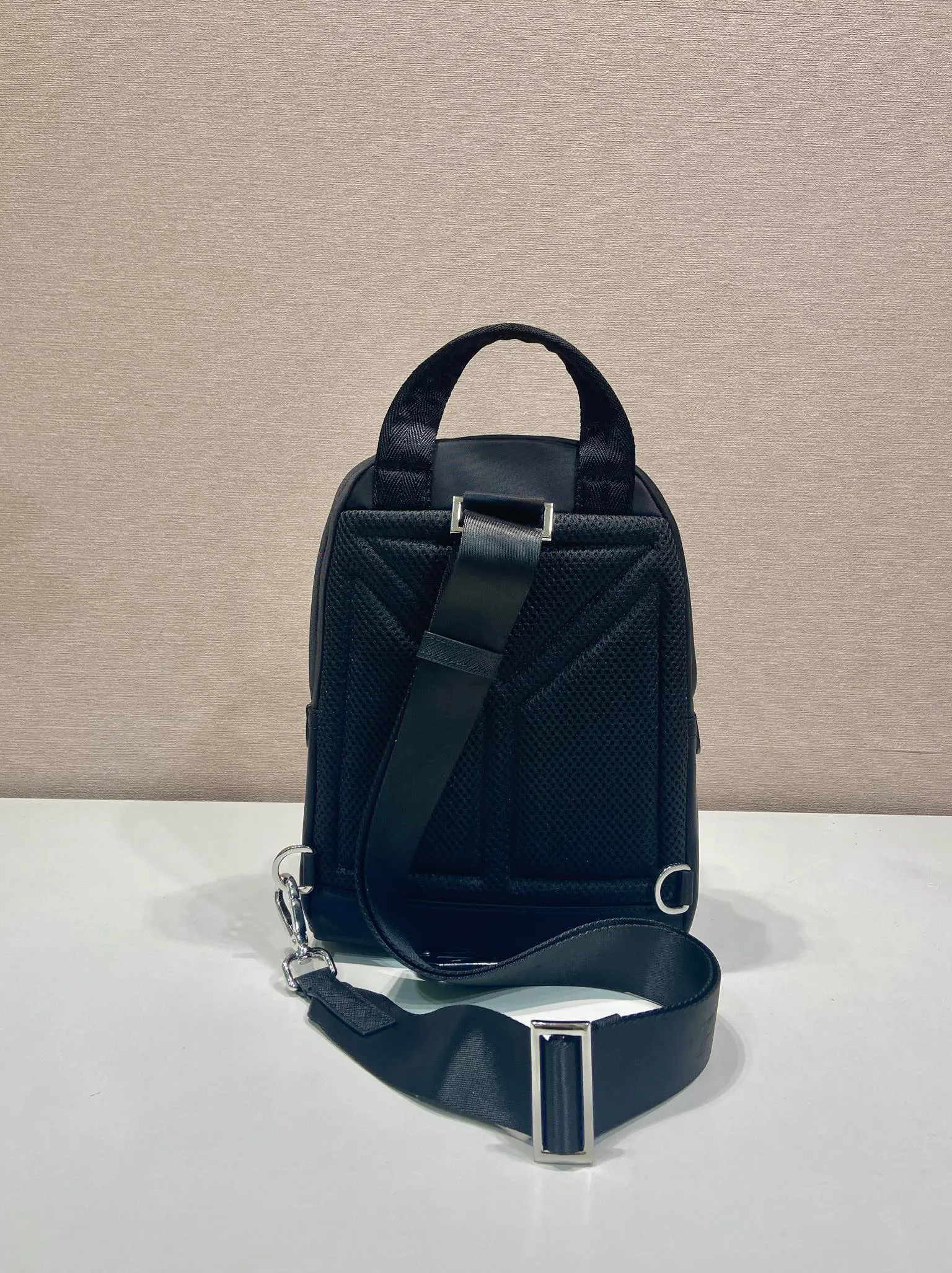 💰1040🎉New chest bag🎉🎉2VZ116🎉🎉 This chest bag is made of Re-Nylon recycled nylon material, with a lightweight and compact design and versatile style. A perfect blend of iconic elements, Saffiano leather details enhance sporty functionality. An enameled metal triangle logo adds signature appeal. Adjustable nylon shoulder strap, large capacity, stylish and handsome upper body effect😘😘Hurry up and get it🎉🎉 Length 20x Height 27x Bottom 8cm🎉🎉🎉💰💰💰
