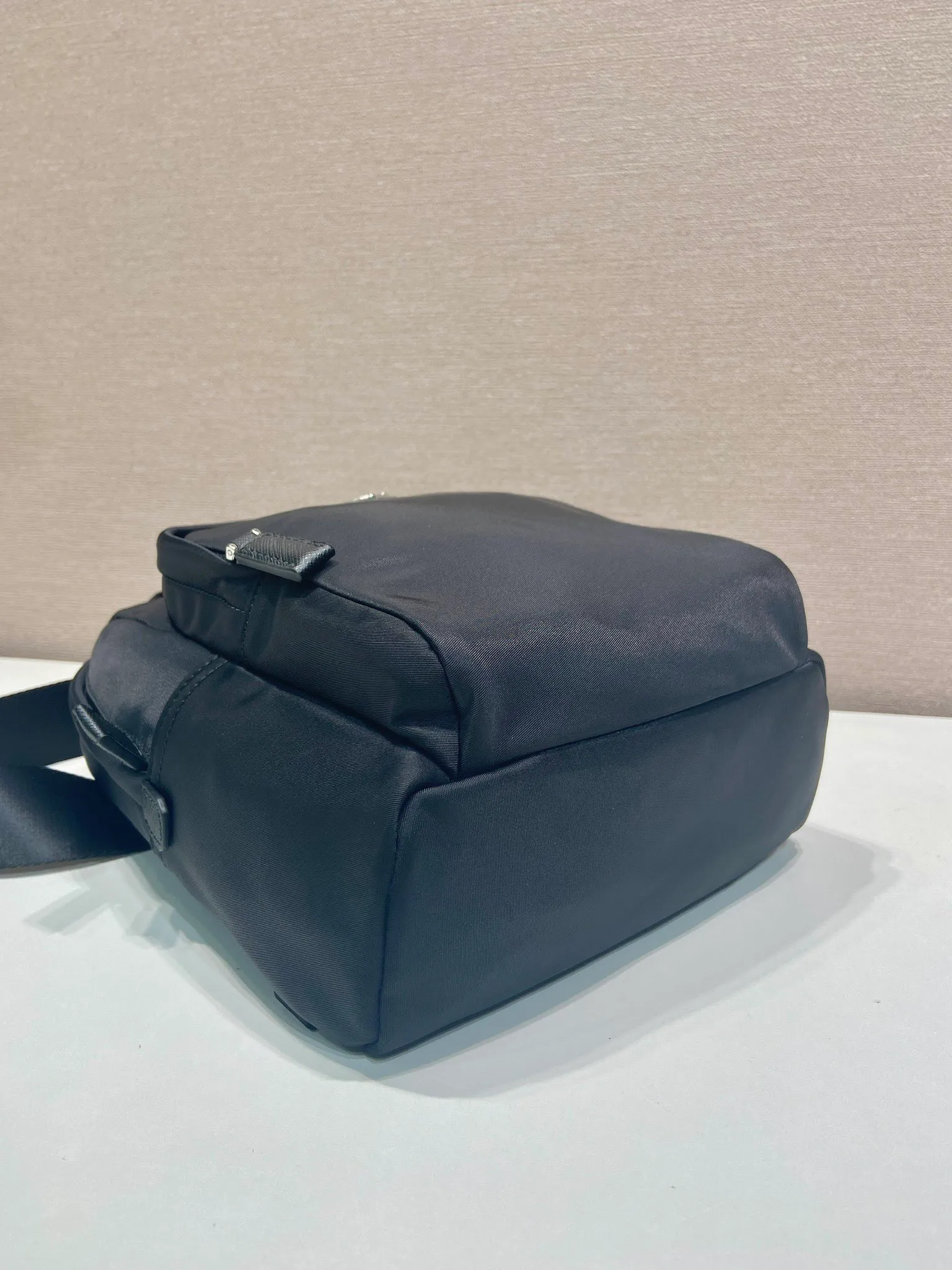 💰1040🎉New chest bag🎉🎉2VZ116🎉🎉 This chest bag is made of Re-Nylon recycled nylon material, with a lightweight and compact design and versatile style. A perfect blend of iconic elements, Saffiano leather details enhance sporty functionality. An enameled metal triangle logo adds signature appeal. Adjustable nylon shoulder strap, large capacity, stylish and handsome upper body effect😘😘Hurry up and get it🎉🎉 Length 20x Height 27x Bottom 8cm🎉🎉🎉💰💰💰