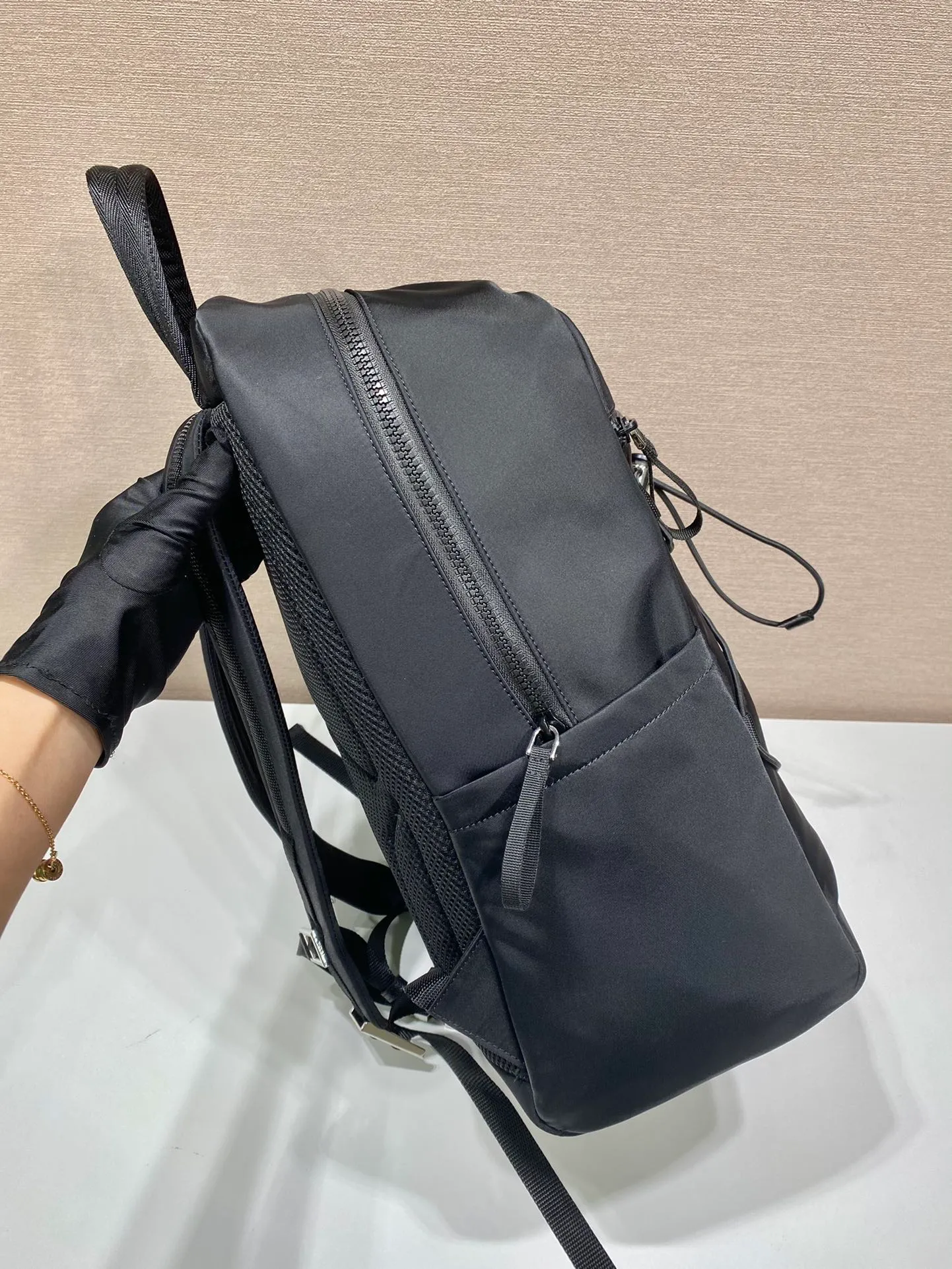 💰1320🎉New Backpack🎉2VZ085🎉🎉 This backpack is made of imported nylon, equipped with spacious external zipper pockets and adjustable shoulder straps, presenting a multi-functional design style. Linea Rossa latex logo label with unique decoration. Fashionable and elegant, worth owning, hurry up and get it🎉🎉 Length 40x Height 43x Bottom 17cm
