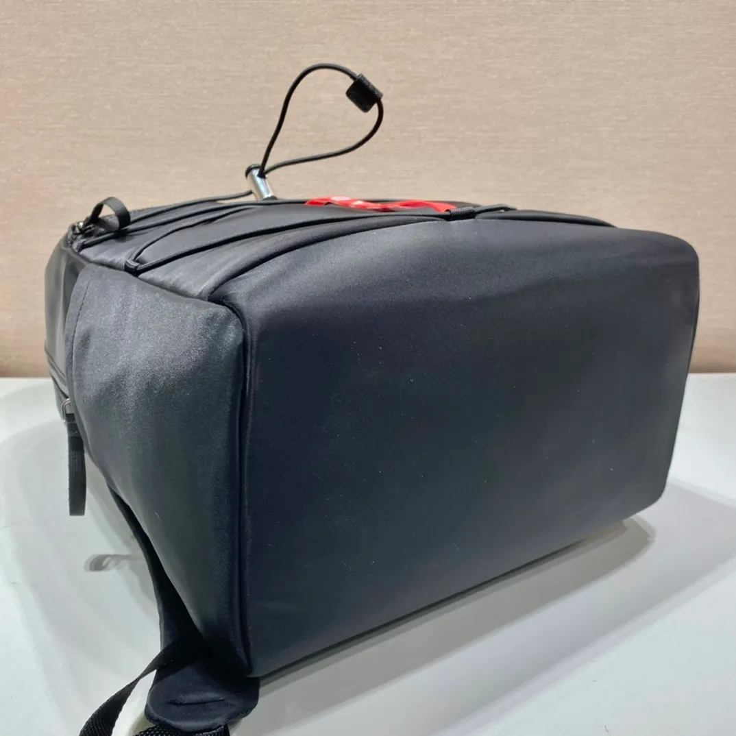 💰1320🎉New Backpack🎉2VZ085🎉🎉 This backpack is made of imported nylon, equipped with spacious external zipper pockets and adjustable shoulder straps, presenting a multi-functional design style. Linea Rossa latex logo label with unique decoration. Fashionable and elegant, worth owning, hurry up and get it🎉🎉 Length 40x Height 43x Bottom 17cm