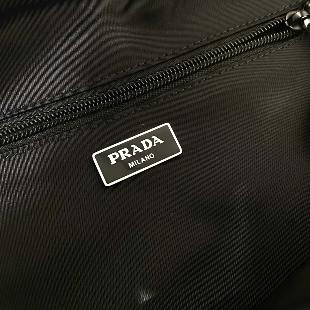 💰1320🎉New Backpack🎉2VZ085🎉🎉 This backpack is made of imported nylon, equipped with spacious external zipper pockets and adjustable shoulder straps, presenting a multi-functional design style. Linea Rossa latex logo label with unique decoration. Fashionable and elegant, worth owning, hurry up and get it🎉🎉 Length 40x Height 43x Bottom 17cm