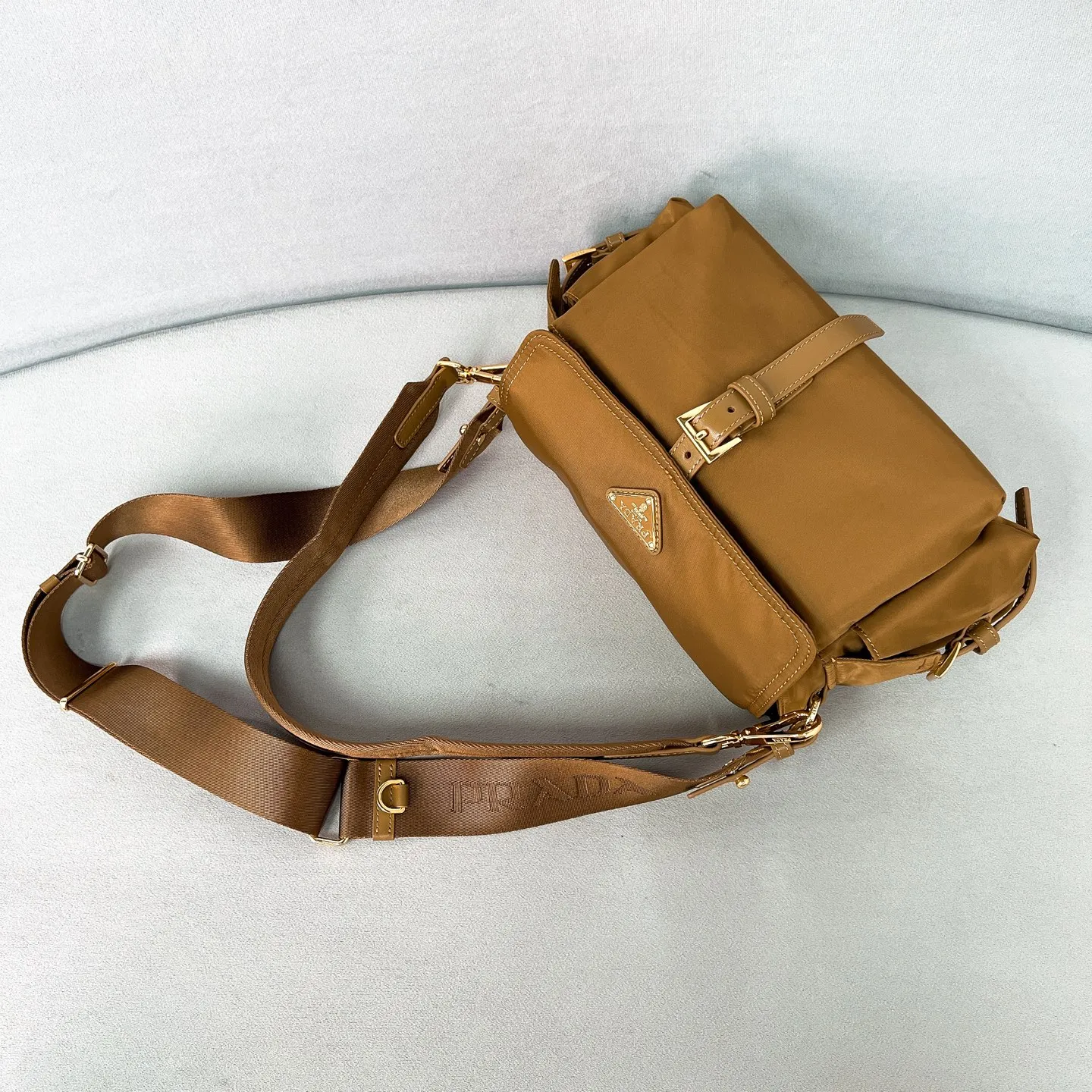 💰1240✨New product debut✨2025 new unisex Explore messenger bag medium size 1BD394, super versatile, good-looking, fashionable and trendy people must buy it! Not only practical, lightweight but also good-looking, with super large capacity. Triangle signature + waterproof parachute nylon. Lightweight and practical design combines sports and versatile elements. Equipped with two detachable and adjustable webbing straps. The fluffy and soft shape goes well with clothes. The multi-pocket design meets the functional needs of traveling and commuting. It is simply great👏... Unisex model for both men and women🉑️ Size: 30*14*10cm Cork color