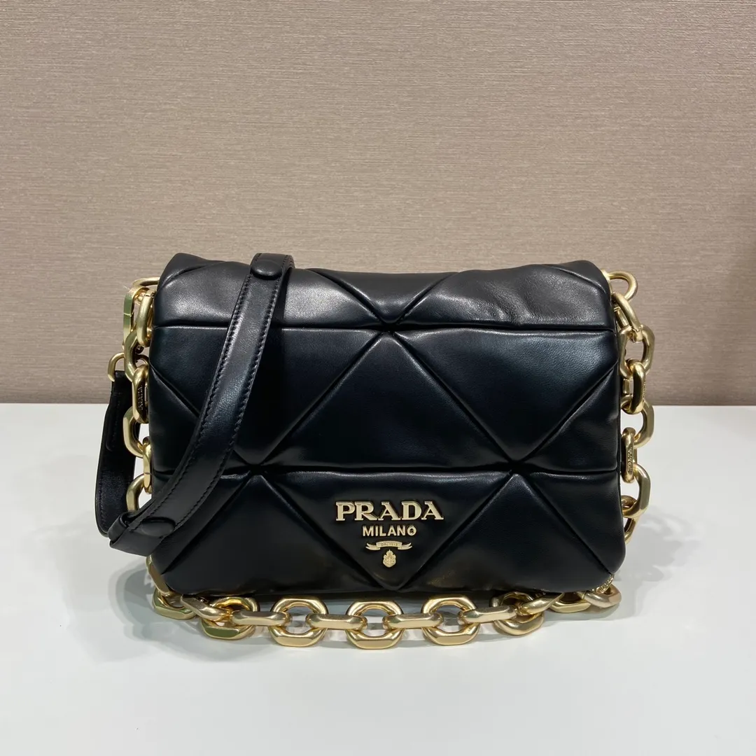💰1800🎉New style🎉1BD328🎉🎉 This System nappa leather shoulder bag is decorated with a triangular pattern created with gorgeous stitching, highlighting the brand's craftsmanship. The flip cover design, chain handle evokes the association of jewelry/and is detachable. The metal lettering logo on the front is outlined with the iconic triangular stitching, and the brand style is immediately visible. Can be carried by hand/shoulder strap/cross-body, highly functional👍 If you like babies, hurry up and get it🎉🎉 Length 24x Height 15x Bottom 7.5cm🎉🎉🎉👏👏👏