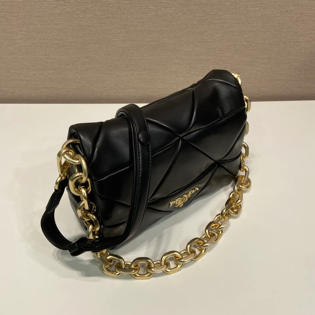 💰1800🎉New style🎉1BD328🎉🎉 This System nappa leather shoulder bag is decorated with a triangular pattern created with gorgeous stitching, highlighting the brand's craftsmanship. The flip cover design, chain handle evokes the association of jewelry/and is detachable. The metal lettering logo on the front is outlined with the iconic triangular stitching, and the brand style is immediately visible. Can be carried by hand/shoulder strap/cross-body, highly functional👍 If you like babies, hurry up and get it🎉🎉 Length 24x Height 15x Bottom 7.5cm🎉🎉🎉👏👏👏