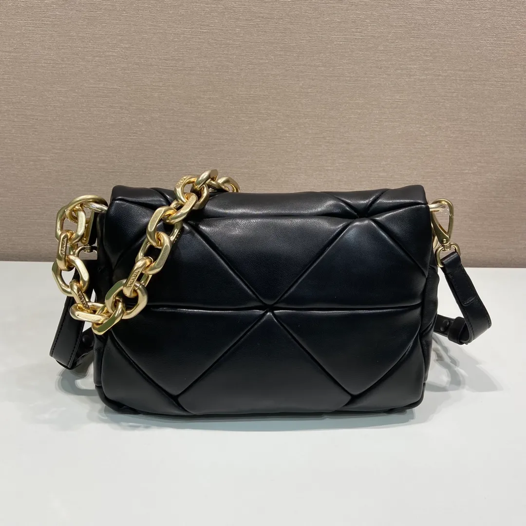 💰1800🎉New style🎉1BD328🎉🎉 This System nappa leather shoulder bag is decorated with a triangular pattern created with gorgeous stitching, highlighting the brand's craftsmanship. The flip cover design, chain handle evokes the association of jewelry/and is detachable. The metal lettering logo on the front is outlined with the iconic triangular stitching, and the brand style is immediately visible. Can be carried by hand/shoulder strap/cross-body, highly functional👍 If you like babies, hurry up and get it🎉🎉 Length 24x Height 15x Bottom 7.5cm🎉🎉🎉👏👏👏