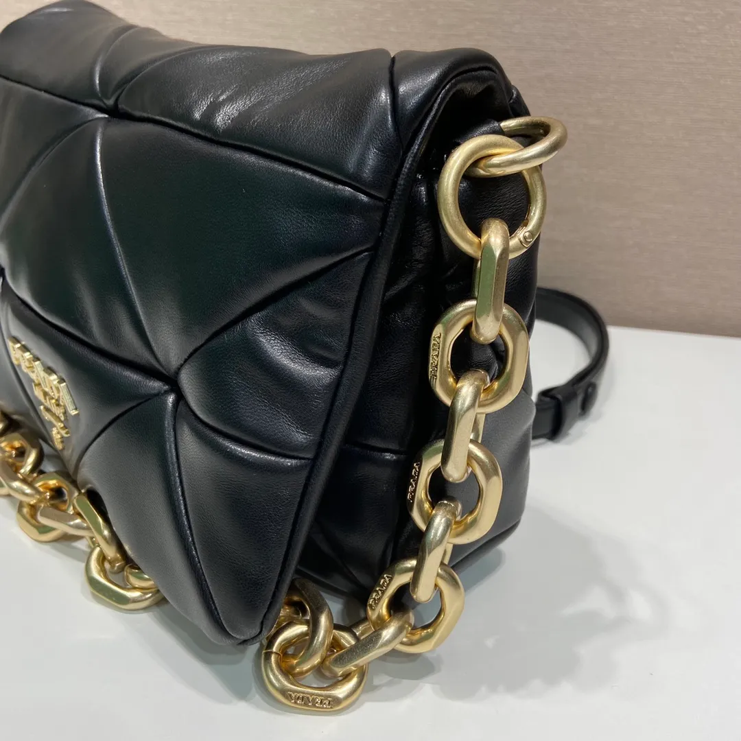 💰1800🎉New style🎉1BD328🎉🎉 This System nappa leather shoulder bag is decorated with a triangular pattern created with gorgeous stitching, highlighting the brand's craftsmanship. The flip cover design, chain handle evokes the association of jewelry/and is detachable. The metal lettering logo on the front is outlined with the iconic triangular stitching, and the brand style is immediately visible. Can be carried by hand/shoulder strap/cross-body, highly functional👍 If you like babies, hurry up and get it🎉🎉 Length 24x Height 15x Bottom 7.5cm🎉🎉🎉👏👏👏