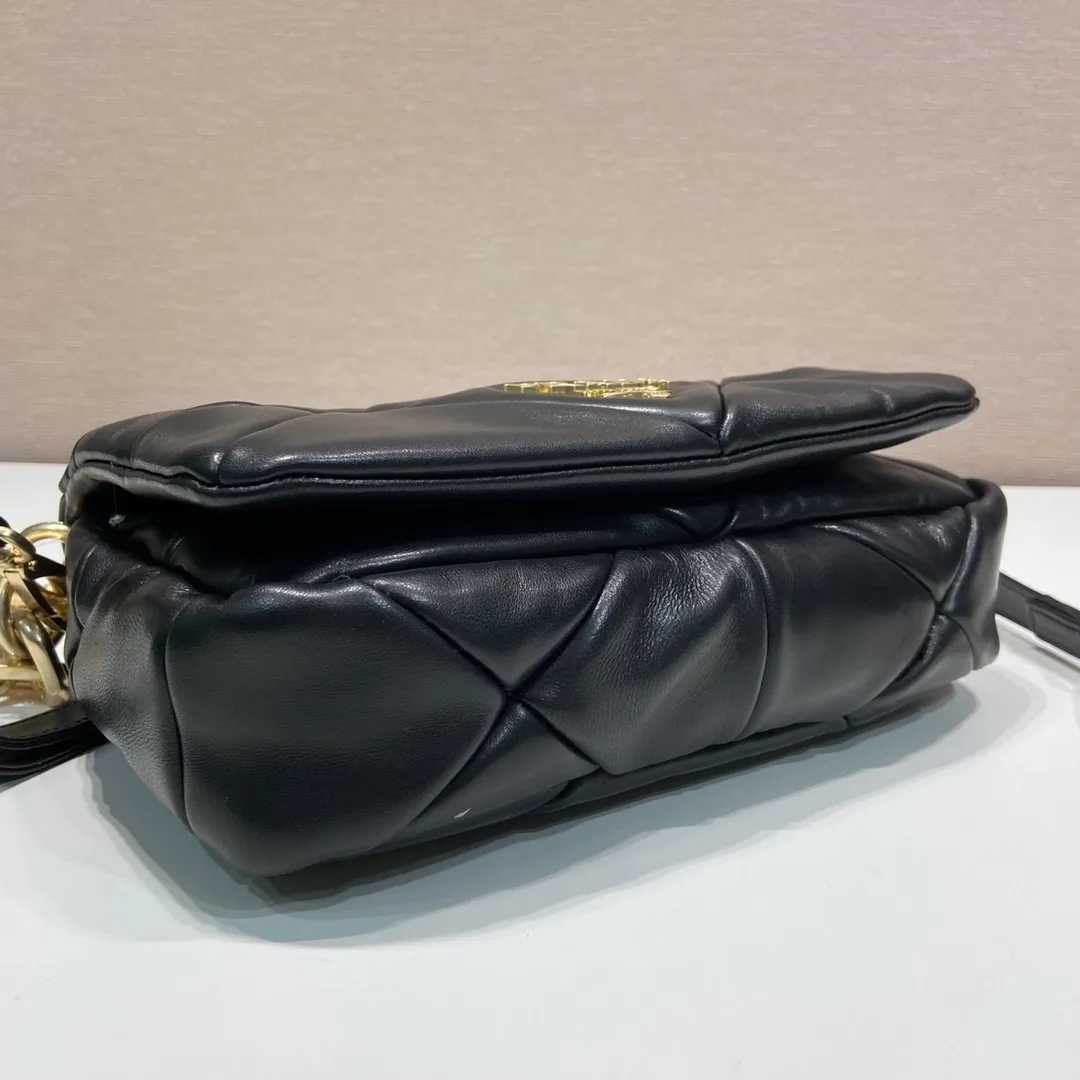 💰1800🎉New style🎉1BD328🎉🎉 This System nappa leather shoulder bag is decorated with a triangular pattern created with gorgeous stitching, highlighting the brand's craftsmanship. The flip cover design, chain handle evokes the association of jewelry/and is detachable. The metal lettering logo on the front is outlined with the iconic triangular stitching, and the brand style is immediately visible. Can be carried by hand/shoulder strap/cross-body, highly functional👍 If you like babies, hurry up and get it🎉🎉 Length 24x Height 15x Bottom 7.5cm🎉🎉🎉👏👏👏