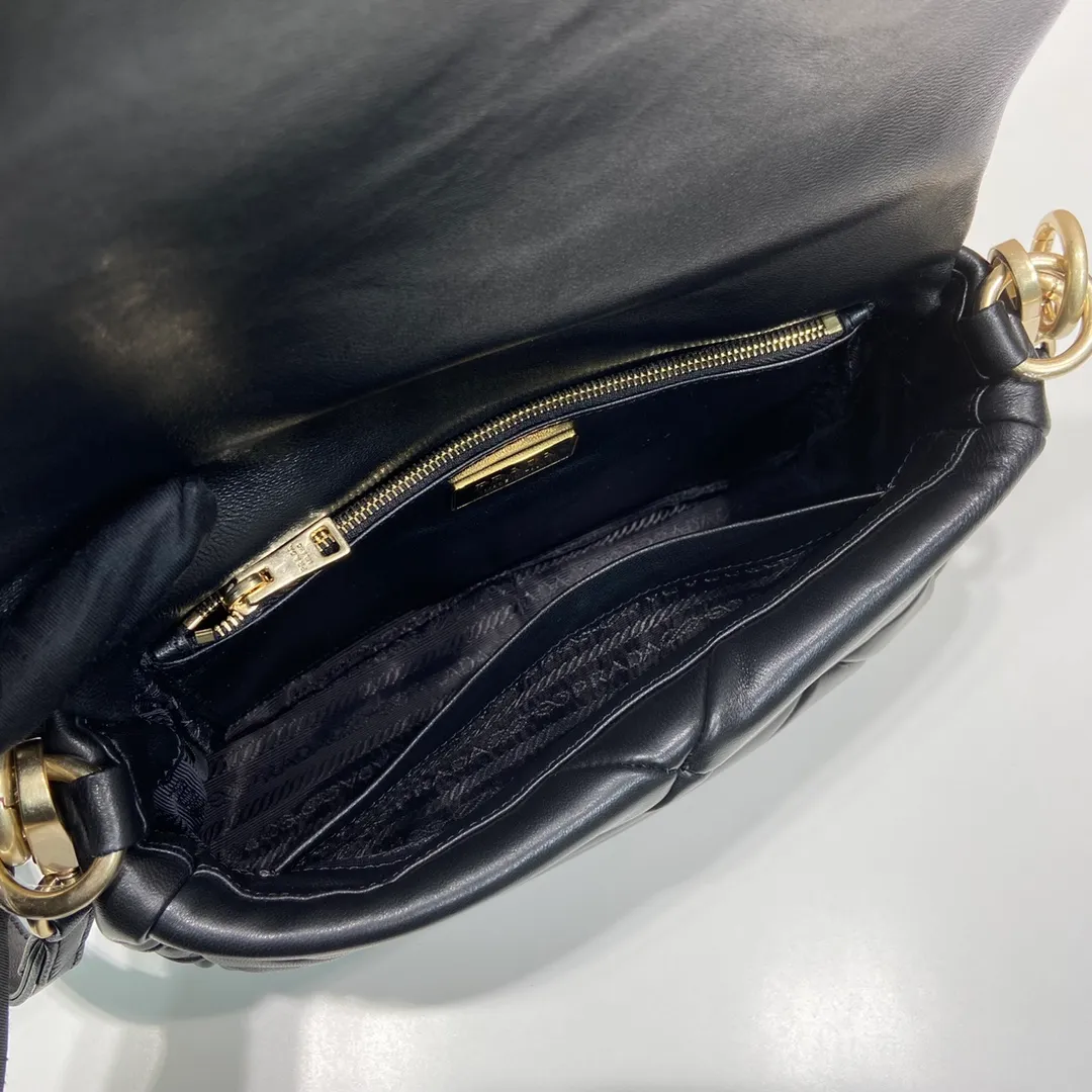 💰1800🎉New style🎉1BD328🎉🎉 This System nappa leather shoulder bag is decorated with a triangular pattern created with gorgeous stitching, highlighting the brand's craftsmanship. The flip cover design, chain handle evokes the association of jewelry/and is detachable. The metal lettering logo on the front is outlined with the iconic triangular stitching, and the brand style is immediately visible. Can be carried by hand/shoulder strap/cross-body, highly functional👍 If you like babies, hurry up and get it🎉🎉 Length 24x Height 15x Bottom 7.5cm🎉🎉🎉👏👏👏