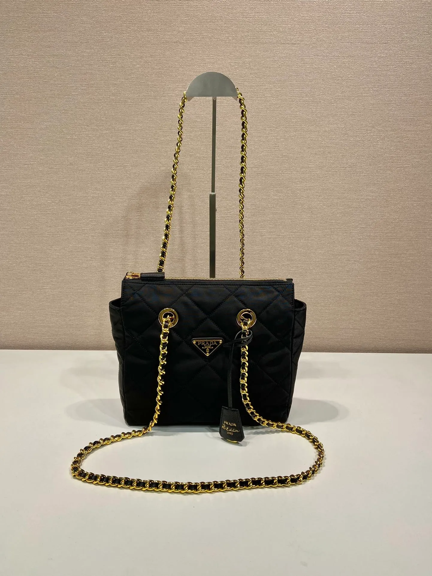 💰1120🎉Second-hand zipper style🎉1BG468🎉🎉 This Vintage vintage chain diamond hobo bag has a great design👏👏 Purely handmade nylon rhombus design, can be worn on one shoulder, across the body, or carried on the street. The imported black gold chain is really the eternal theme of vintage😘😘It is simple and elegant, and the capacity is very large👍The upper body is particularly trendy, versatile and fashionable. No matter casual or formal, they all have a stable temperament. Hurry up and get it🙊I love this second-hand hobo bag😘😘 Length 25x Height 24x Bottom 5cm