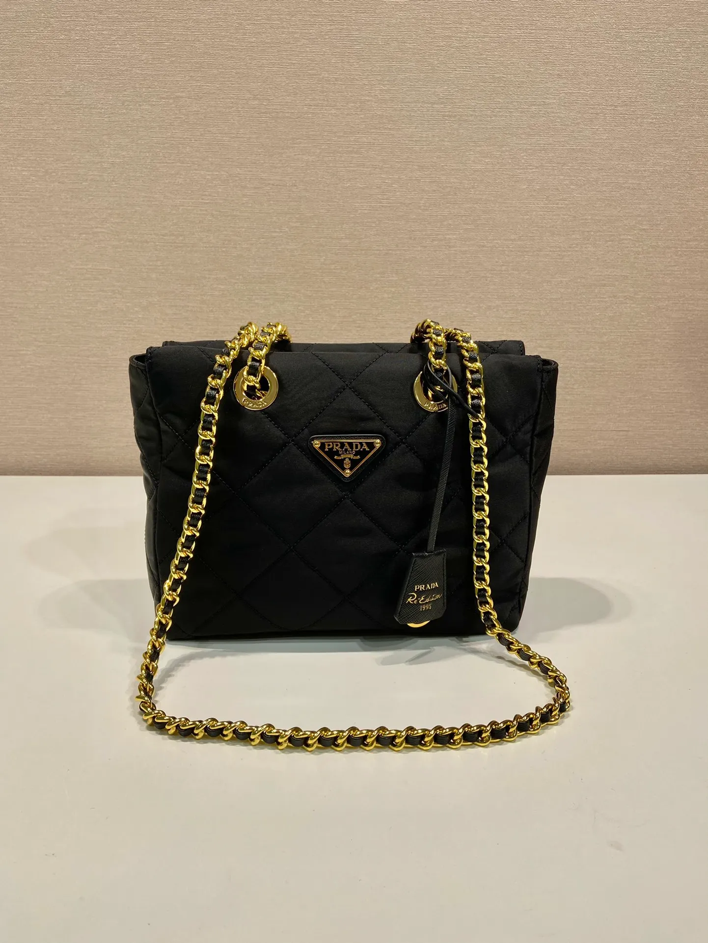 💰1120🎉Second-hand zipper style🎉1BG468🎉🎉 This Vintage vintage chain diamond hobo bag has a great design👏👏 Purely handmade nylon rhombus design, can be worn on one shoulder, across the body, or carried on the street. The imported black gold chain is really the eternal theme of vintage😘😘It is simple and elegant, and the capacity is very large👍The upper body is particularly trendy, versatile and fashionable. No matter casual or formal, they all have a stable temperament. Hurry up and get it🙊I love this second-hand hobo bag😘😘 Length 25x Height 24x Bottom 5cm