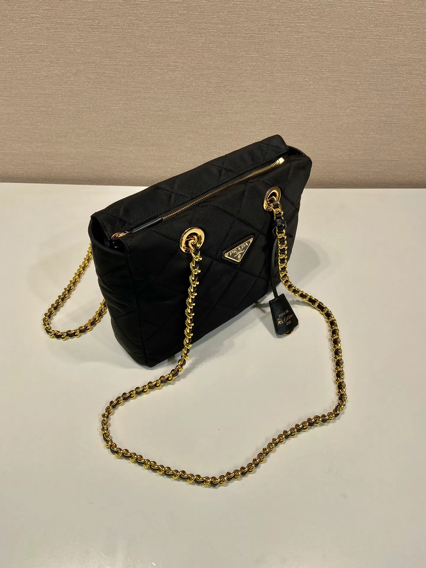 💰1120🎉Second-hand zipper style🎉1BG468🎉🎉 This Vintage vintage chain diamond hobo bag has a great design👏👏 Purely handmade nylon rhombus design, can be worn on one shoulder, across the body, or carried on the street. The imported black gold chain is really the eternal theme of vintage😘😘It is simple and elegant, and the capacity is very large👍The upper body is particularly trendy, versatile and fashionable. No matter casual or formal, they all have a stable temperament. Hurry up and get it🙊I love this second-hand hobo bag😘😘 Length 25x Height 24x Bottom 5cm