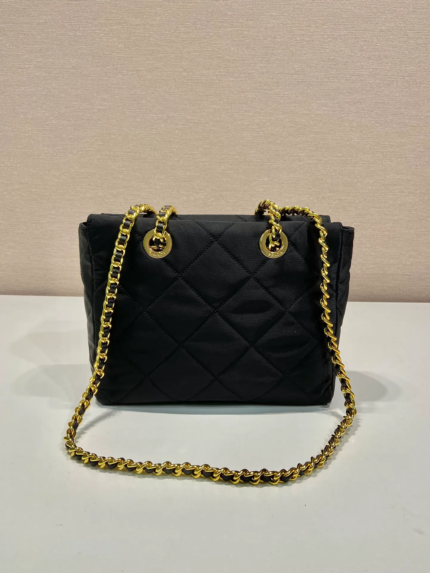 💰1120🎉Second-hand zipper style🎉1BG468🎉🎉 This Vintage vintage chain diamond hobo bag has a great design👏👏 Purely handmade nylon rhombus design, can be worn on one shoulder, across the body, or carried on the street. The imported black gold chain is really the eternal theme of vintage😘😘It is simple and elegant, and the capacity is very large👍The upper body is particularly trendy, versatile and fashionable. No matter casual or formal, they all have a stable temperament. Hurry up and get it🙊I love this second-hand hobo bag😘😘 Length 25x Height 24x Bottom 5cm
