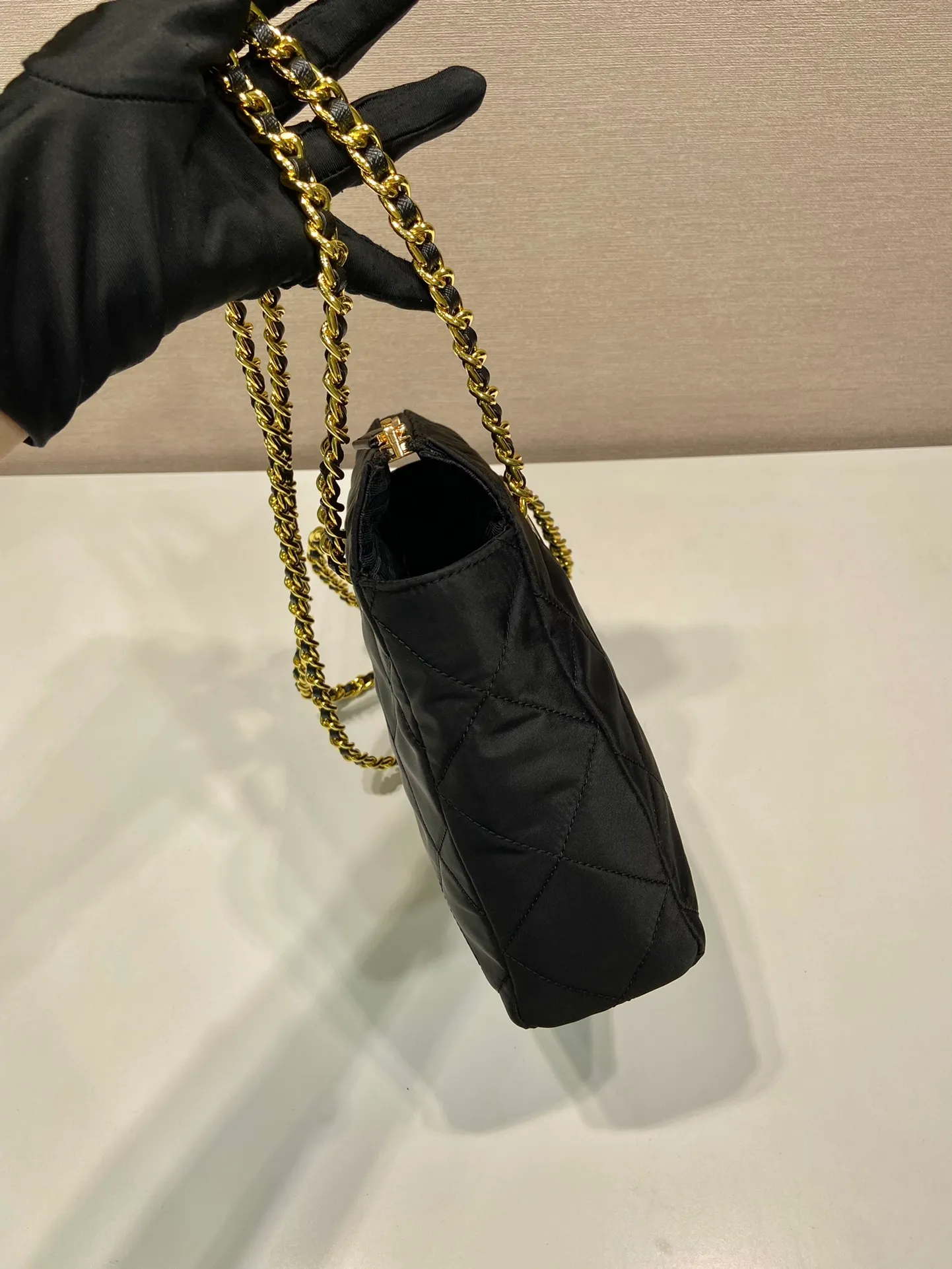 💰1120🎉Second-hand zipper style🎉1BG468🎉🎉 This Vintage vintage chain diamond hobo bag has a great design👏👏 Purely handmade nylon rhombus design, can be worn on one shoulder, across the body, or carried on the street. The imported black gold chain is really the eternal theme of vintage😘😘It is simple and elegant, and the capacity is very large👍The upper body is particularly trendy, versatile and fashionable. No matter casual or formal, they all have a stable temperament. Hurry up and get it🙊I love this second-hand hobo bag😘😘 Length 25x Height 24x Bottom 5cm