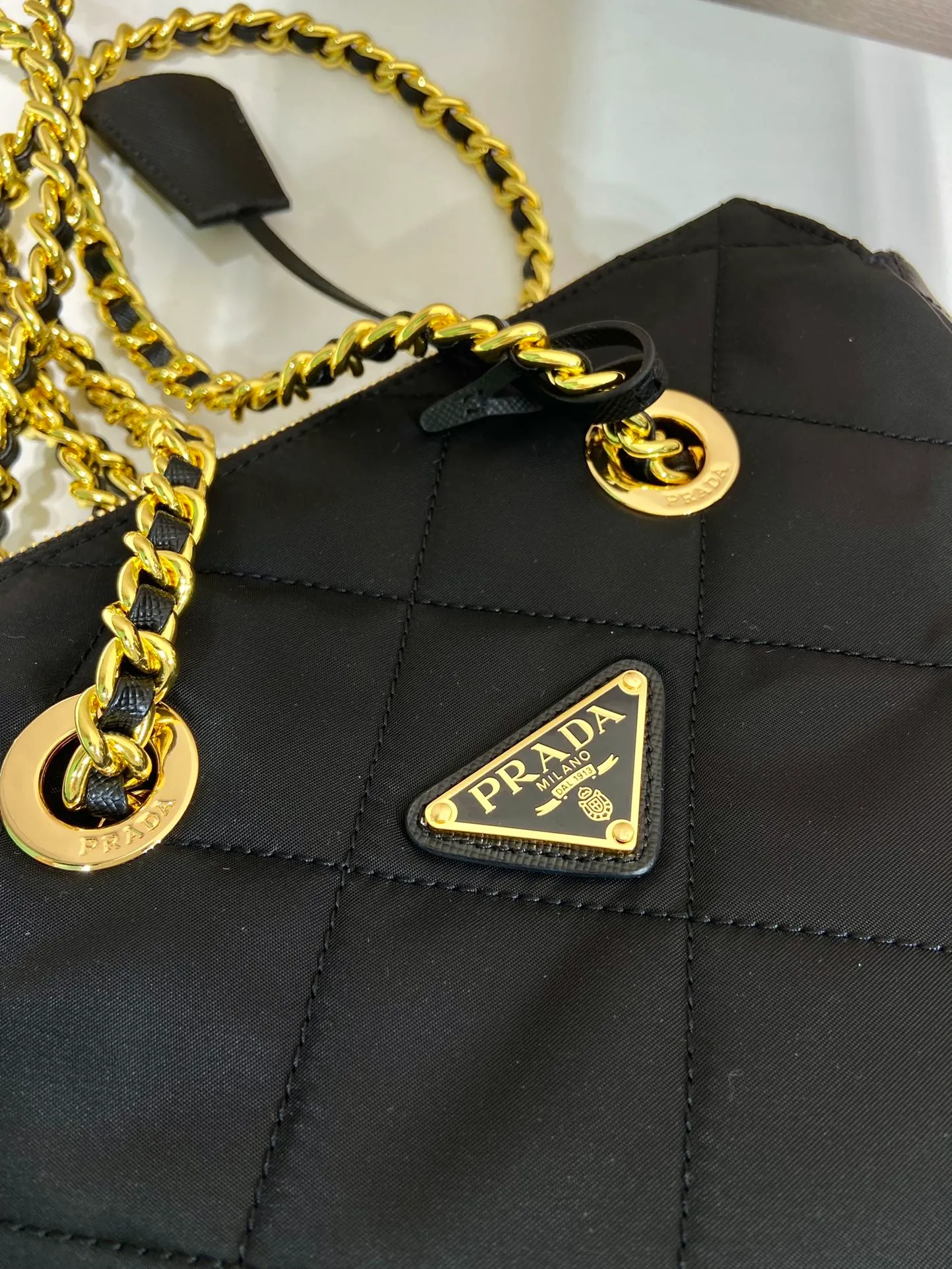 💰1120🎉Second-hand zipper style🎉1BG468🎉🎉 This Vintage vintage chain diamond hobo bag has a great design👏👏 Purely handmade nylon rhombus design, can be worn on one shoulder, across the body, or carried on the street. The imported black gold chain is really the eternal theme of vintage😘😘It is simple and elegant, and the capacity is very large👍The upper body is particularly trendy, versatile and fashionable. No matter casual or formal, they all have a stable temperament. Hurry up and get it🙊I love this second-hand hobo bag😘😘 Length 25x Height 24x Bottom 5cm