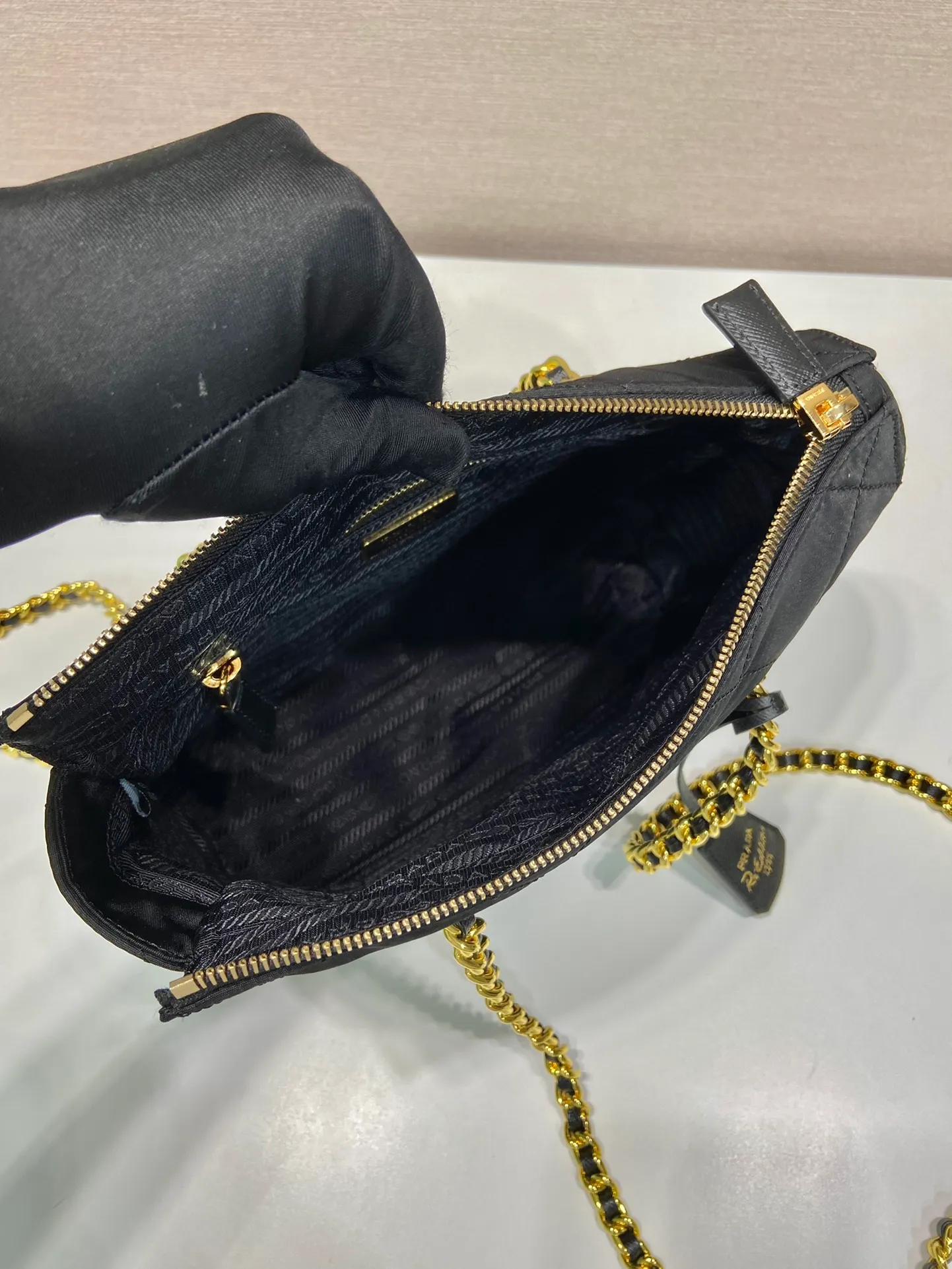 💰1120🎉Second-hand zipper style🎉1BG468🎉🎉 This Vintage vintage chain diamond hobo bag has a great design👏👏 Purely handmade nylon rhombus design, can be worn on one shoulder, across the body, or carried on the street. The imported black gold chain is really the eternal theme of vintage😘😘It is simple and elegant, and the capacity is very large👍The upper body is particularly trendy, versatile and fashionable. No matter casual or formal, they all have a stable temperament. Hurry up and get it🙊I love this second-hand hobo bag😘😘 Length 25x Height 24x Bottom 5cm