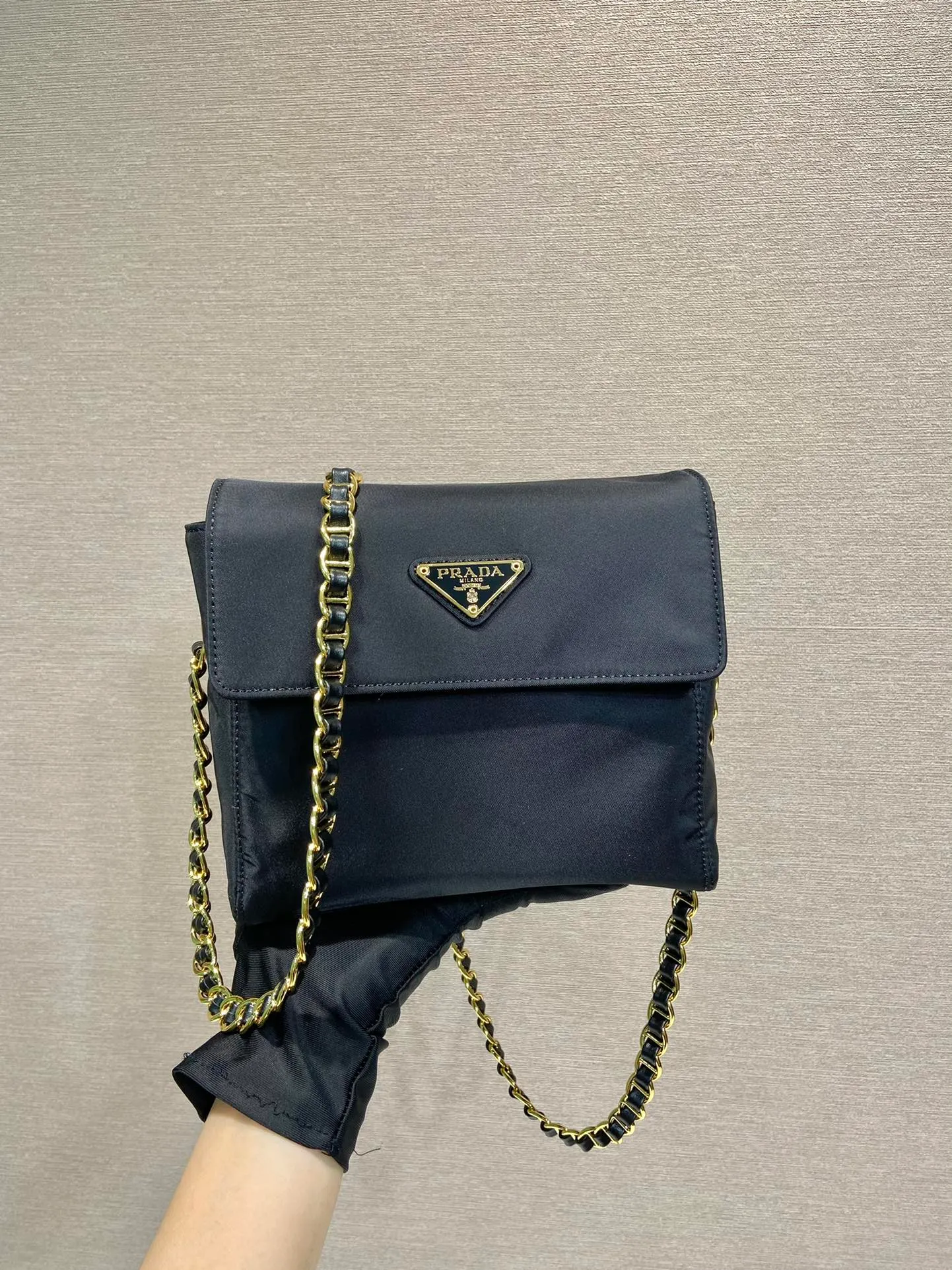 💰920🎉Middle-hand small shoulder bag🎉🎉🎉1BD648🎉🎉 The design of this Vintage middle-aged chain diamond hobo bag is great👏👏 No car grid design. It can be worn on one shoulder or crossbody, and the imported black gold chain is really the eternal theme of vintage😘😘It is simple and elegant, with large capacity and space👍The upper body is particularly trendy, versatile and fashionable. No matter casual or formal, they all have a stable temperament. Hurry up and get it🙊I love this second-hand hobo bag😘😘 Length 18x height 17x bottom 5cm