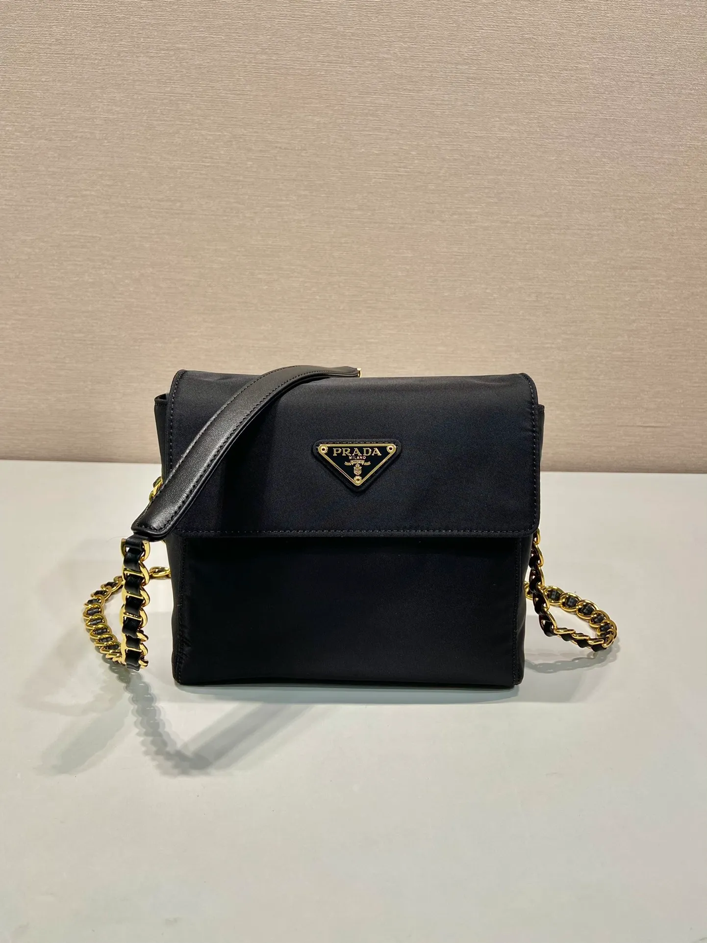💰920🎉Middle-hand small shoulder bag🎉🎉🎉1BD648🎉🎉 The design of this Vintage middle-aged chain diamond hobo bag is great👏👏 No car grid design. It can be worn on one shoulder or crossbody, and the imported black gold chain is really the eternal theme of vintage😘😘It is simple and elegant, with large capacity and space👍The upper body is particularly trendy, versatile and fashionable. No matter casual or formal, they all have a stable temperament. Hurry up and get it🙊I love this second-hand hobo bag😘😘 Length 18x height 17x bottom 5cm