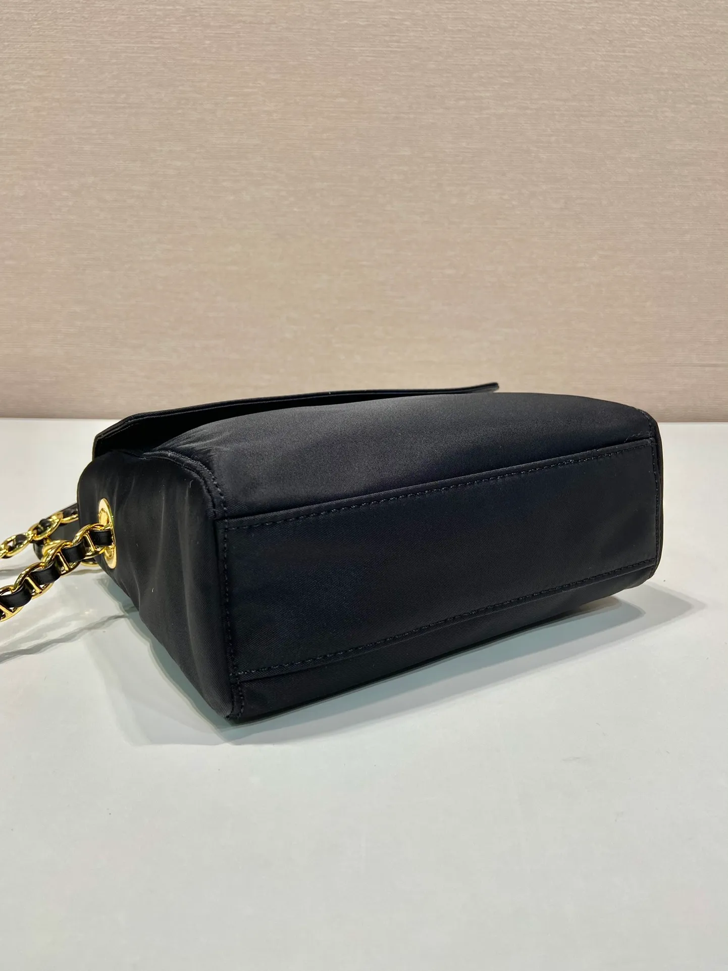💰920🎉Middle-hand small shoulder bag🎉🎉🎉1BD648🎉🎉 The design of this Vintage middle-aged chain diamond hobo bag is great👏👏 No car grid design. It can be worn on one shoulder or crossbody, and the imported black gold chain is really the eternal theme of vintage😘😘It is simple and elegant, with large capacity and space👍The upper body is particularly trendy, versatile and fashionable. No matter casual or formal, they all have a stable temperament. Hurry up and get it🙊I love this second-hand hobo bag😘😘 Length 18x height 17x bottom 5cm