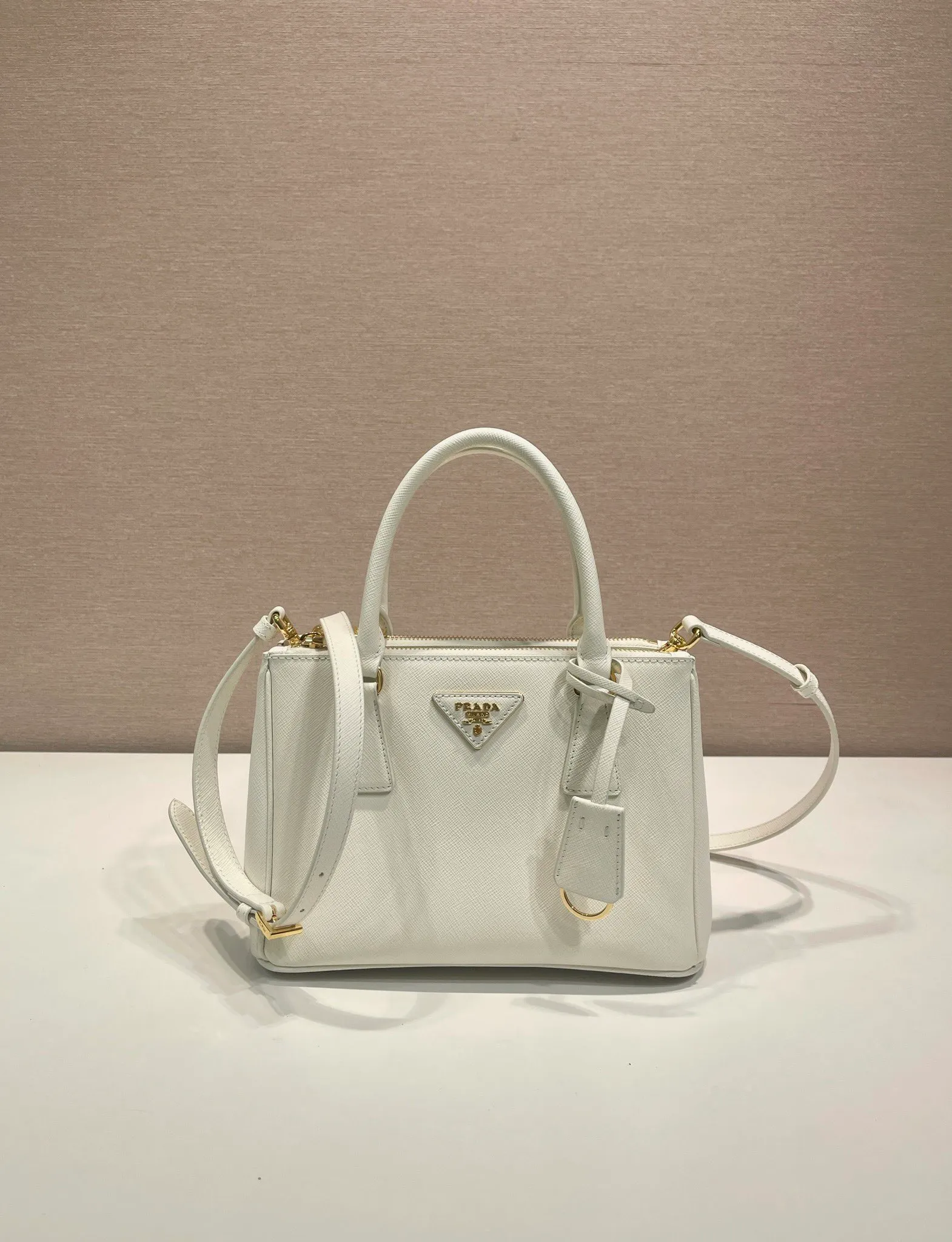 💰1800💋Classic hot model 1BA896💋Original item/fully upgraded version🤙🤙Made of imported cross-grain cowhide. Top brushed hardware🤙🤙Galleria The handbag design is classic and timeless, the most iconic killer bag👏🏻👏🏻, a timeless style, equipped with multiple pockets and a detachable shoulder strap, length 24.5x height 16.5x bottom 11cm🤙🤙🤙💰💰💰