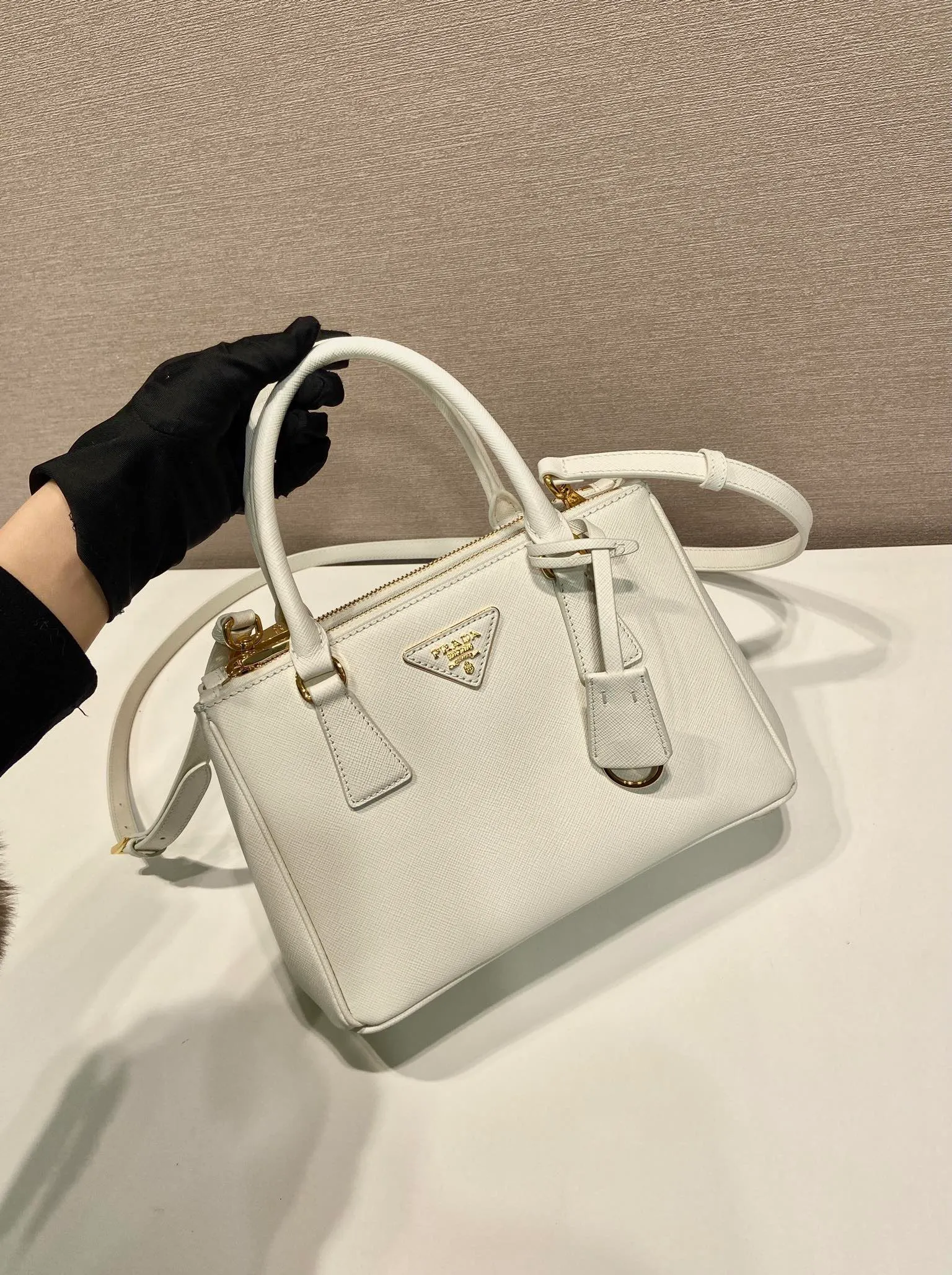 💰1800💋Classic hot model 1BA896💋Original item/fully upgraded version🤙🤙Made of imported cross-grain cowhide. Top brushed hardware🤙🤙Galleria The handbag design is classic and timeless, the most iconic killer bag👏🏻👏🏻, a timeless style, equipped with multiple pockets and a detachable shoulder strap, length 24.5x height 16.5x bottom 11cm🤙🤙🤙💰💰💰