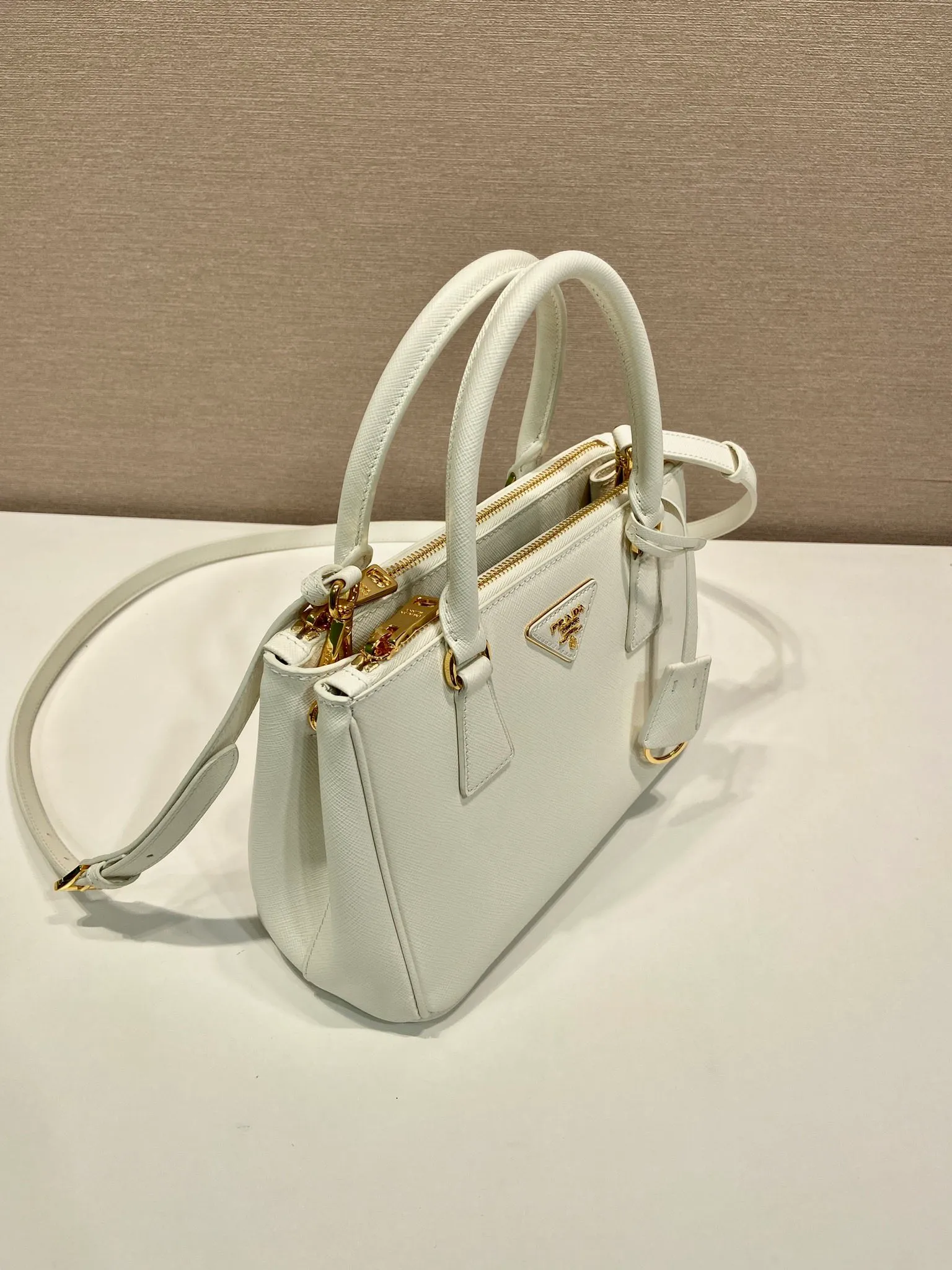 💰1800💋Classic hot model 1BA896💋Original item/fully upgraded version🤙🤙Made of imported cross-grain cowhide. Top brushed hardware🤙🤙Galleria The handbag design is classic and timeless, the most iconic killer bag👏🏻👏🏻, a timeless style, equipped with multiple pockets and a detachable shoulder strap, length 24.5x height 16.5x bottom 11cm🤙🤙🤙💰💰💰