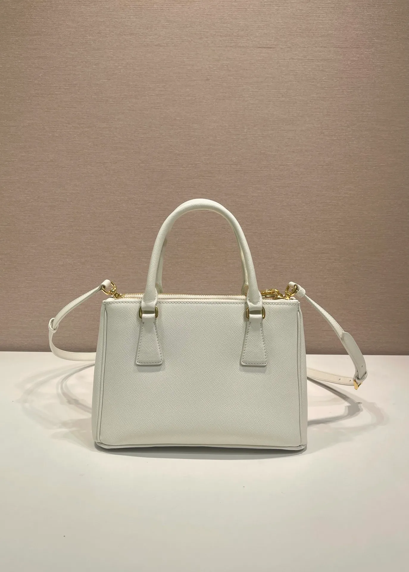 💰1800💋Classic hot model 1BA896💋Original item/fully upgraded version🤙🤙Made of imported cross-grain cowhide. Top brushed hardware🤙🤙Galleria The handbag design is classic and timeless, the most iconic killer bag👏🏻👏🏻, a timeless style, equipped with multiple pockets and a detachable shoulder strap, length 24.5x height 16.5x bottom 11cm🤙🤙🤙💰💰💰