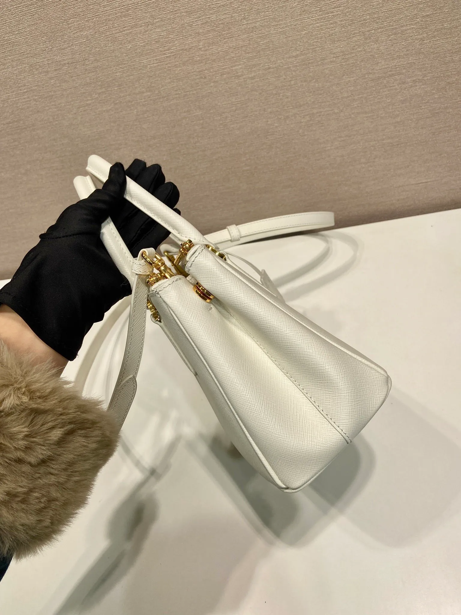 💰1800💋Classic hot model 1BA896💋Original item/fully upgraded version🤙🤙Made of imported cross-grain cowhide. Top brushed hardware🤙🤙Galleria The handbag design is classic and timeless, the most iconic killer bag👏🏻👏🏻, a timeless style, equipped with multiple pockets and a detachable shoulder strap, length 24.5x height 16.5x bottom 11cm🤙🤙🤙💰💰💰