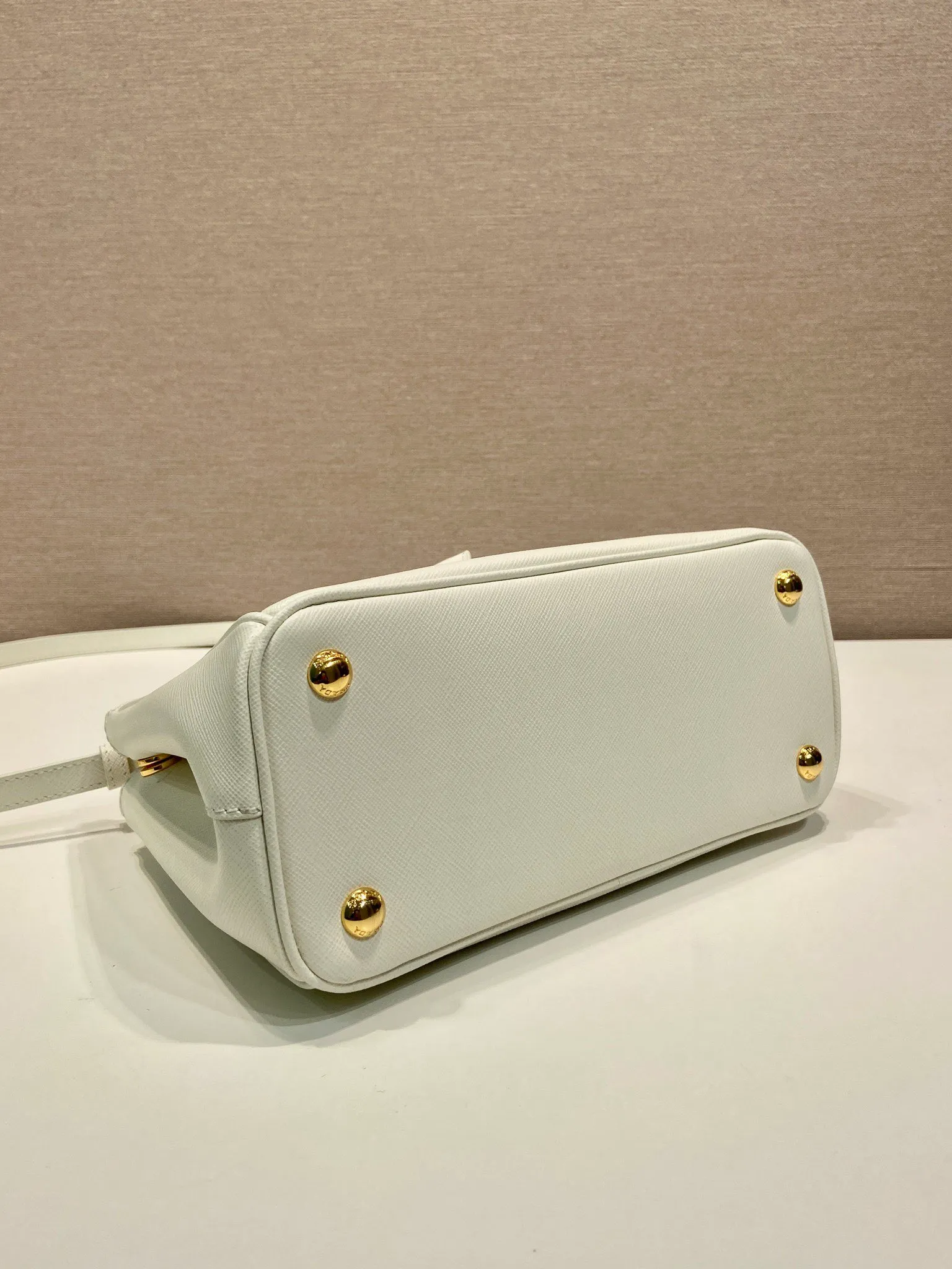 💰1800💋Classic hot model 1BA896💋Original item/fully upgraded version🤙🤙Made of imported cross-grain cowhide. Top brushed hardware🤙🤙Galleria The handbag design is classic and timeless, the most iconic killer bag👏🏻👏🏻, a timeless style, equipped with multiple pockets and a detachable shoulder strap, length 24.5x height 16.5x bottom 11cm🤙🤙🤙💰💰💰