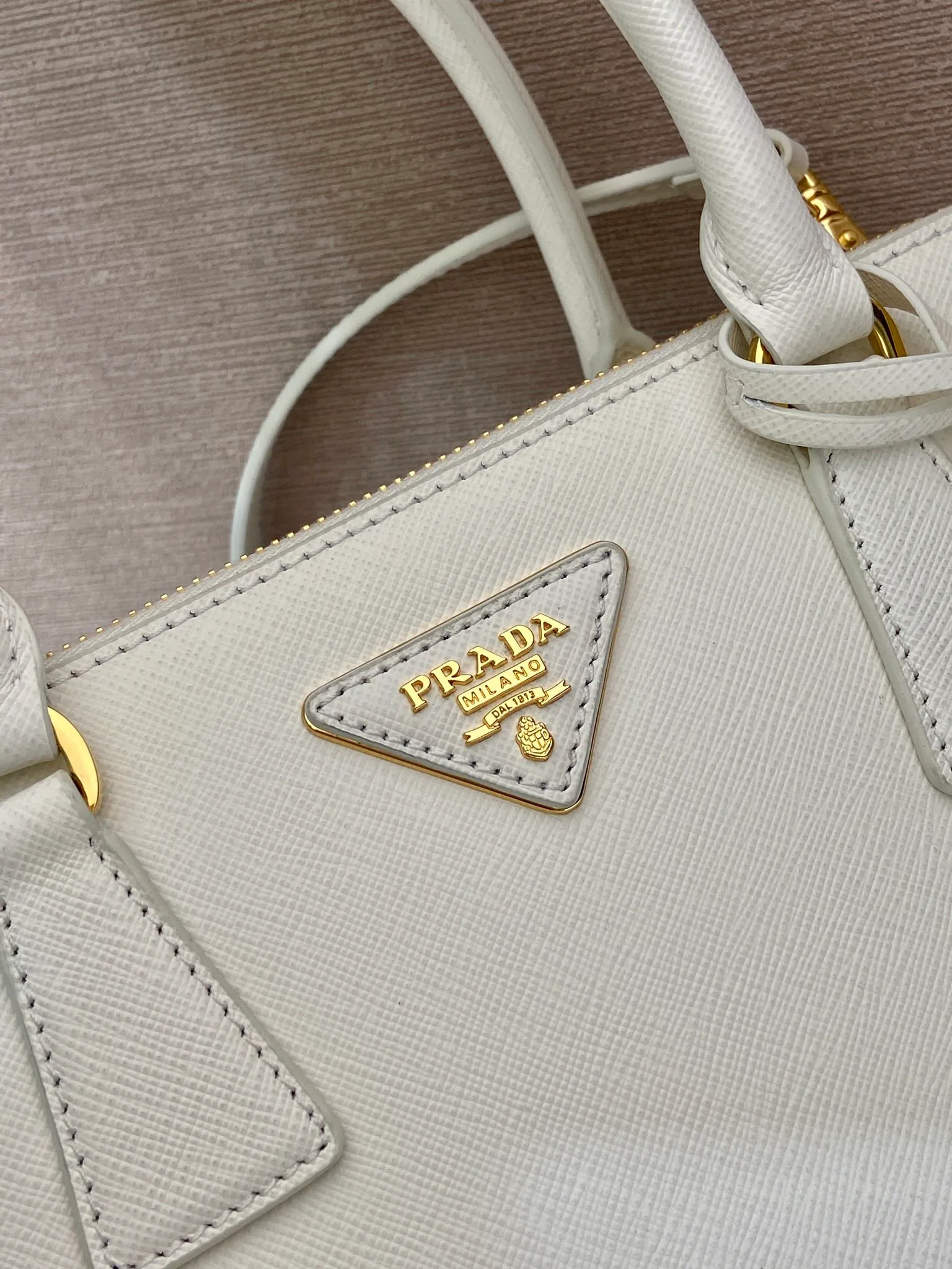 💰1800💋Classic hot model 1BA896💋Original item/fully upgraded version🤙🤙Made of imported cross-grain cowhide. Top brushed hardware🤙🤙Galleria The handbag design is classic and timeless, the most iconic killer bag👏🏻👏🏻, a timeless style, equipped with multiple pockets and a detachable shoulder strap, length 24.5x height 16.5x bottom 11cm🤙🤙🤙💰💰💰