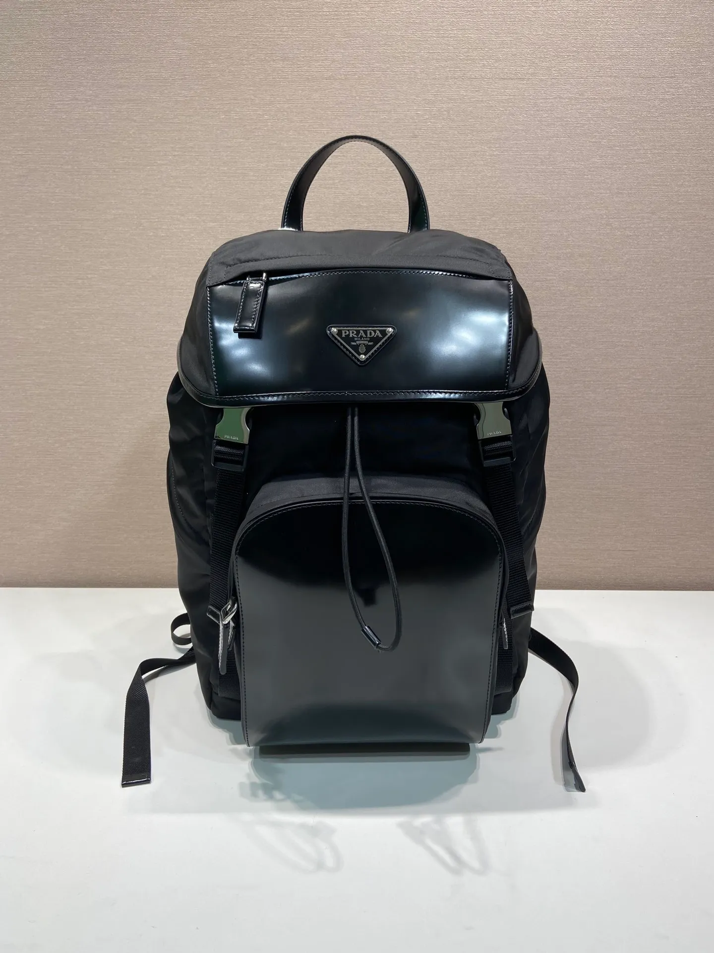 💰1520🎉New backpack🎉2VZ135 glossy/nylon fabric🎉🎉 This backpack combines the innovative regenerated nylon fabric Re-Nylon with glossy leather to highlight contemporary charm. Practical and versatile, it features four exterior zip pockets, adjustable nylon straps and a flap. It is classic and practical, so hurry up and get it, it is another popular style that will never go out of style🎉🎉 Length 27x Height 45x Bottom 7cm