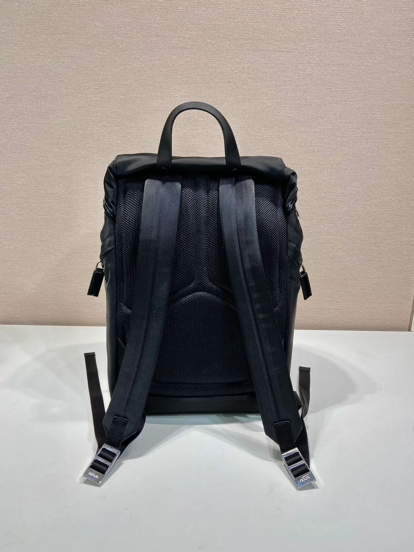 💰1520🎉New backpack🎉2VZ135 glossy/nylon fabric🎉🎉 This backpack combines the innovative regenerated nylon fabric Re-Nylon with glossy leather to highlight contemporary charm. Practical and versatile, it features four exterior zip pockets, adjustable nylon straps and a flap. It is classic and practical, so hurry up and get it, it is another popular style that will never go out of style🎉🎉 Length 27x Height 45x Bottom 7cm