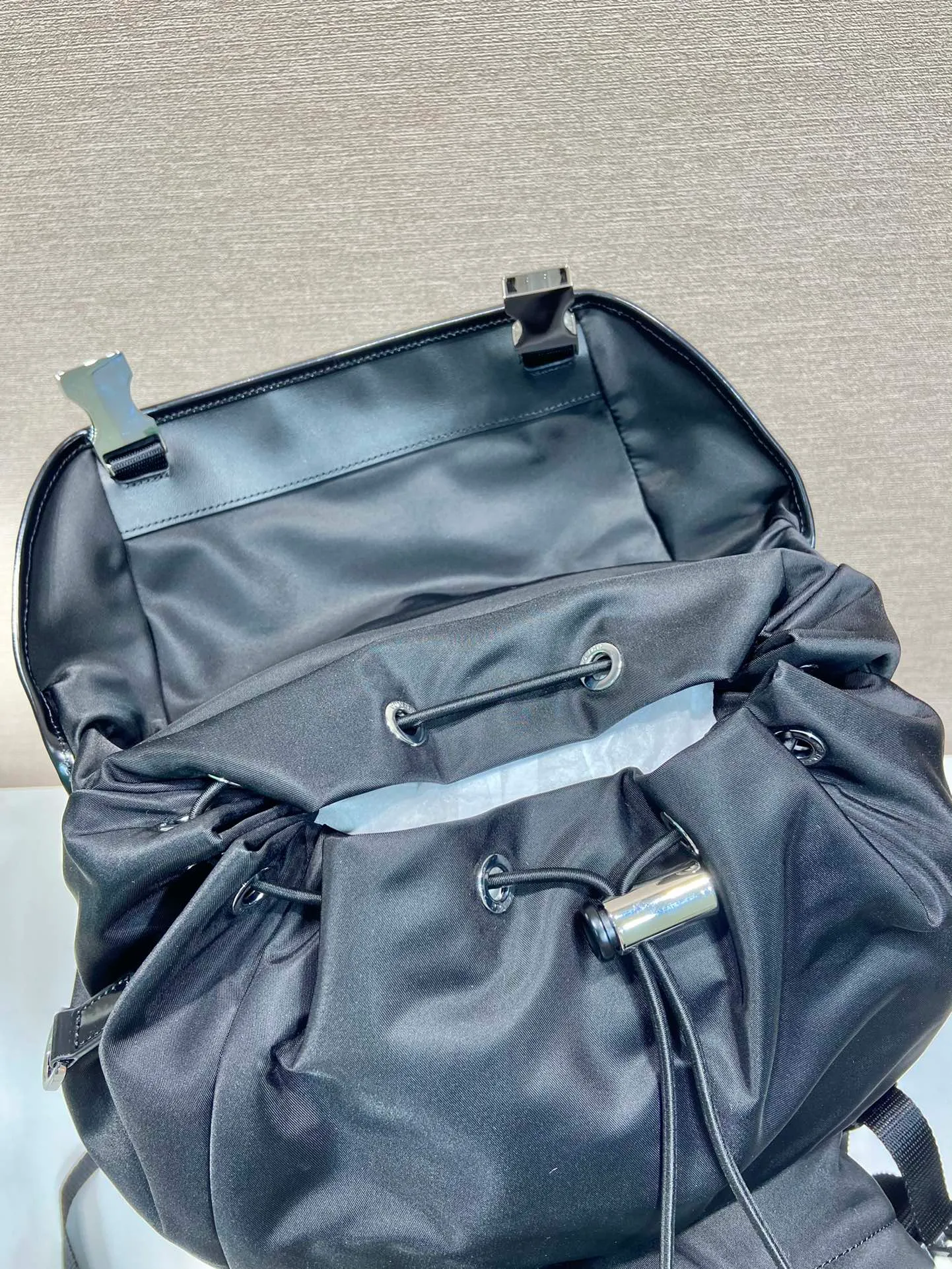 💰1520🎉New backpack🎉2VZ135 glossy/nylon fabric🎉🎉 This backpack combines the innovative regenerated nylon fabric Re-Nylon with glossy leather to highlight contemporary charm. Practical and versatile, it features four exterior zip pockets, adjustable nylon straps and a flap. It is classic and practical, so hurry up and get it, it is another popular style that will never go out of style🎉🎉 Length 27x Height 45x Bottom 7cm