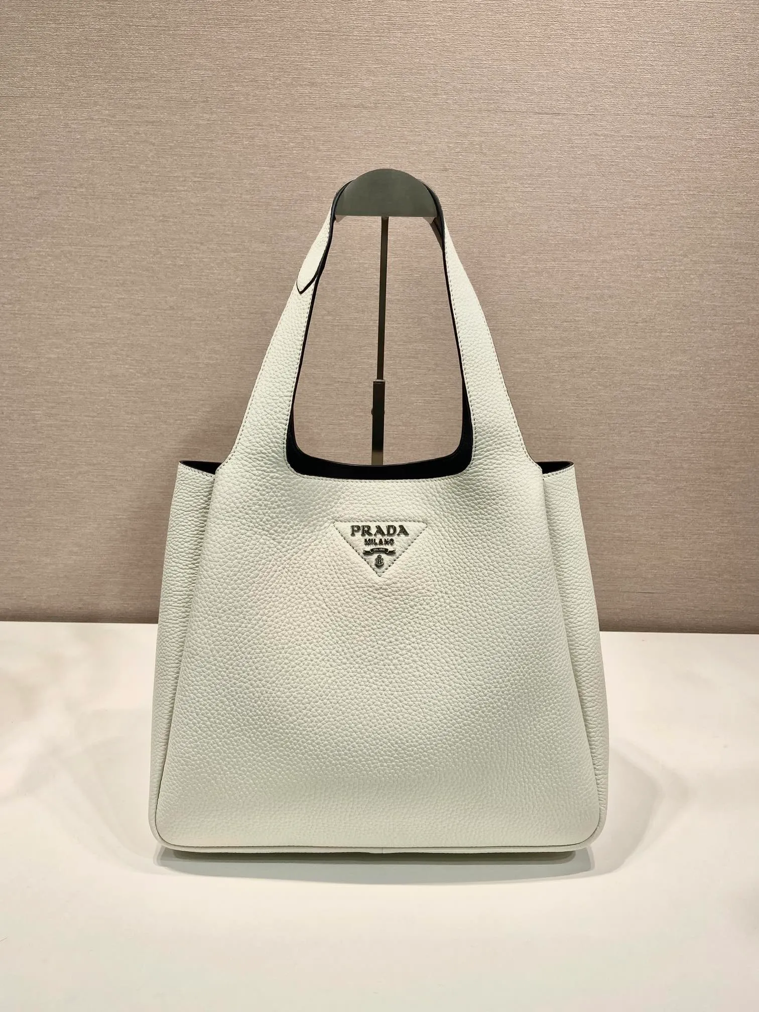 💰1900🎉Large Vegetable Basket🎉1BG338 Large Bucket Bag🎉🎉 This large vegetable basket is made of soft and delicate calfskin tote underarm bag, with imported sheepskin interior and top-grade white lace hardware. The overall feel is very soft/lightweight😘😘There are many compartments, it can be carried by hand or used as a liquid bag, and it can be matched with different clothes. So beautiful😘😘Hurry up and get it🙊 Length 32x height 27x bottom 14cm👏👏👏💰💰💰