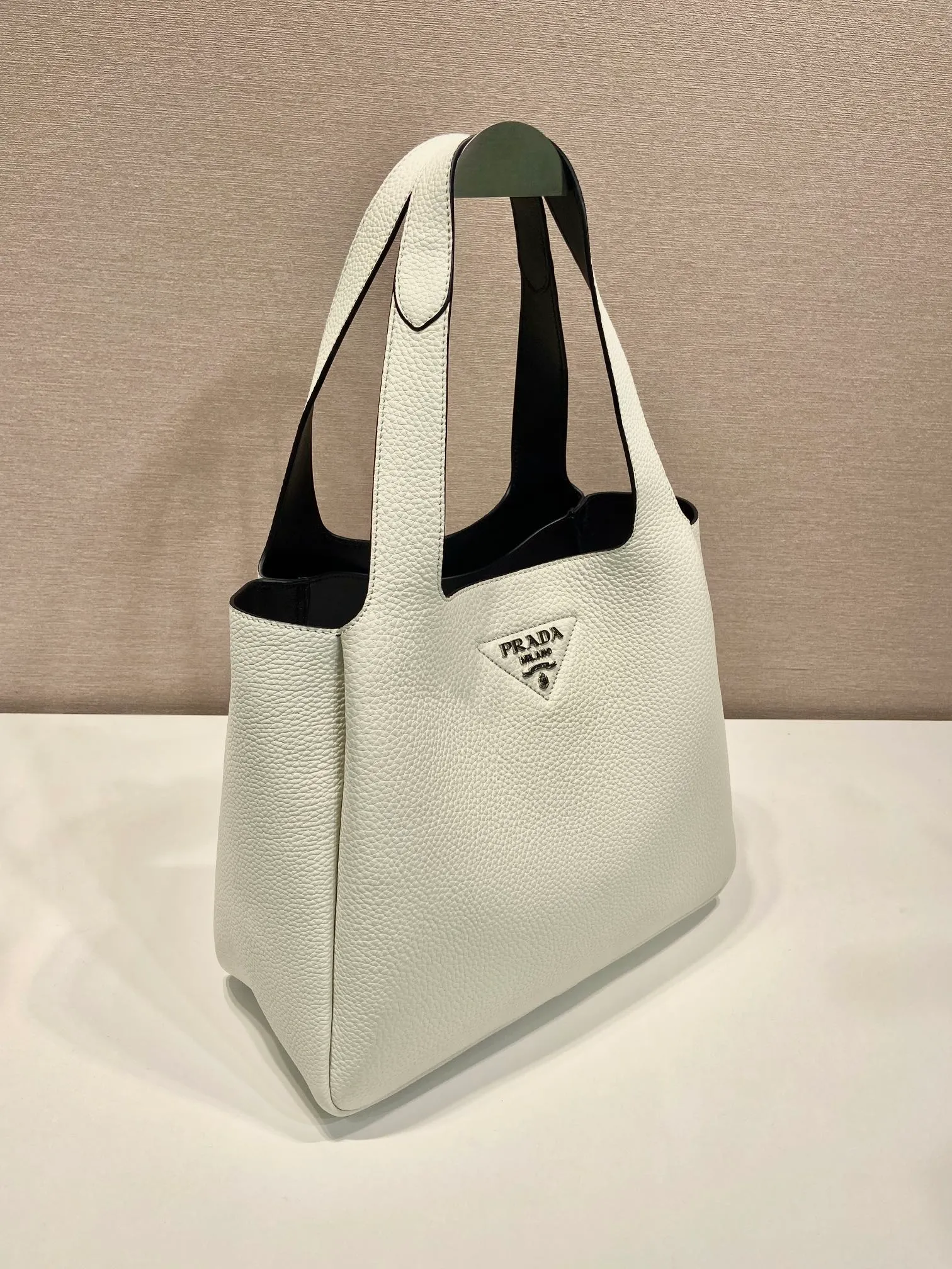 💰1900🎉Large Vegetable Basket🎉1BG338 Large Bucket Bag🎉🎉 This large vegetable basket is made of soft and delicate calfskin tote underarm bag, with imported sheepskin interior and top-grade white lace hardware. The overall feel is very soft/lightweight😘😘There are many compartments, it can be carried by hand or used as a liquid bag, and it can be matched with different clothes. So beautiful😘😘Hurry up and get it🙊 Length 32x height 27x bottom 14cm👏👏👏💰💰💰