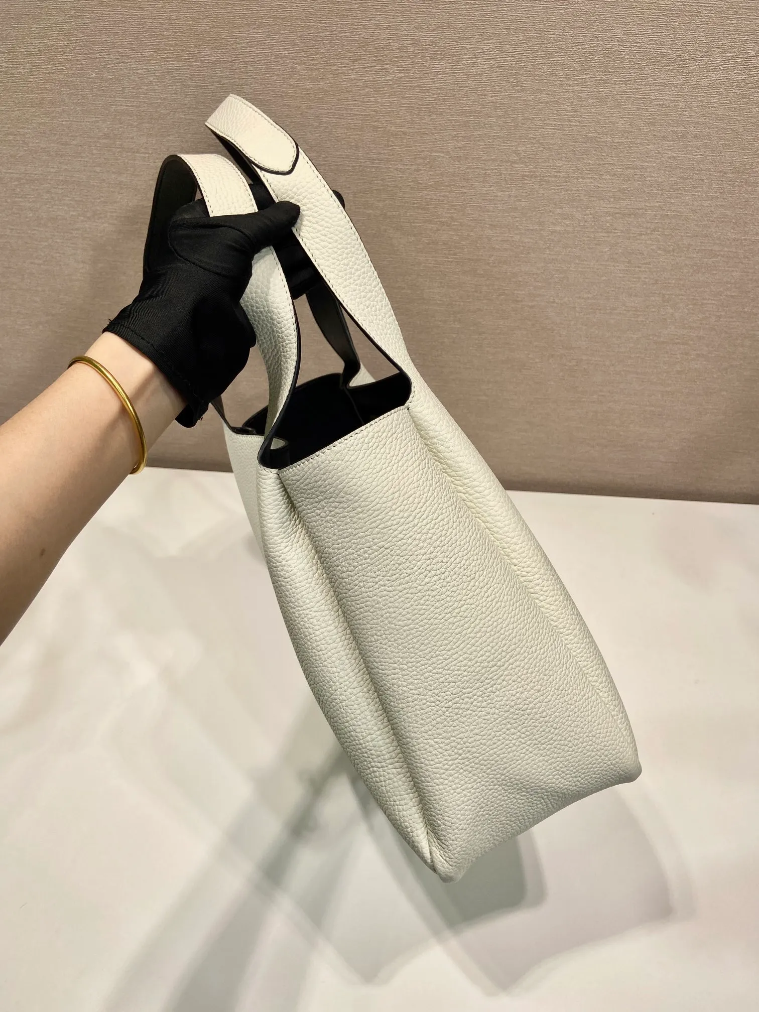 💰1900🎉Large Vegetable Basket🎉1BG338 Large Bucket Bag🎉🎉 This large vegetable basket is made of soft and delicate calfskin tote underarm bag, with imported sheepskin interior and top-grade white lace hardware. The overall feel is very soft/lightweight😘😘There are many compartments, it can be carried by hand or used as a liquid bag, and it can be matched with different clothes. So beautiful😘😘Hurry up and get it🙊 Length 32x height 27x bottom 14cm👏👏👏💰💰💰