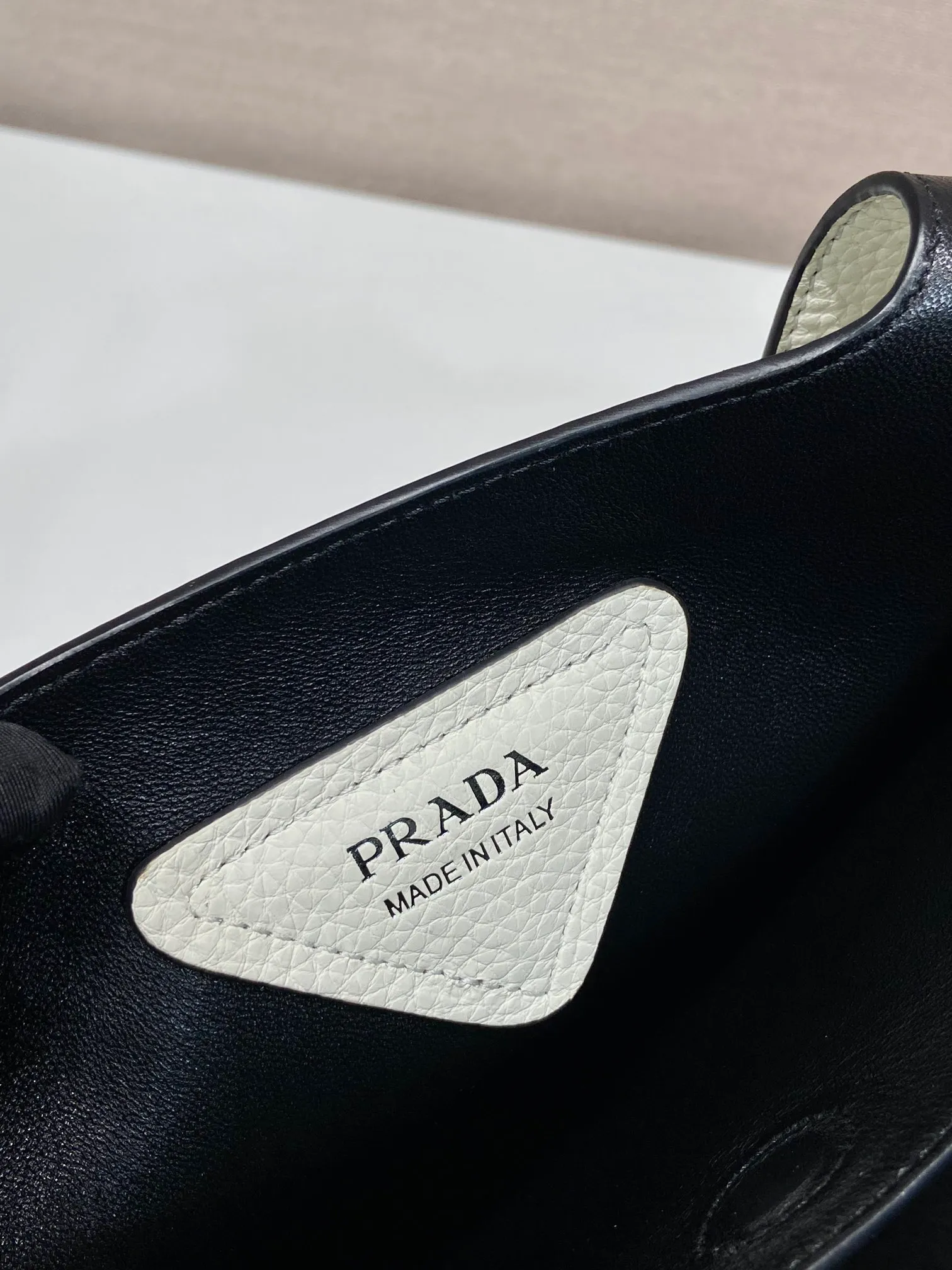 💰1900🎉Large Vegetable Basket🎉1BG338 Large Bucket Bag🎉🎉 This large vegetable basket is made of soft and delicate calfskin tote underarm bag, with imported sheepskin interior and top-grade white lace hardware. The overall feel is very soft/lightweight😘😘There are many compartments, it can be carried by hand or used as a liquid bag, and it can be matched with different clothes. So beautiful😘😘Hurry up and get it🙊 Length 32x height 27x bottom 14cm👏👏👏💰💰💰