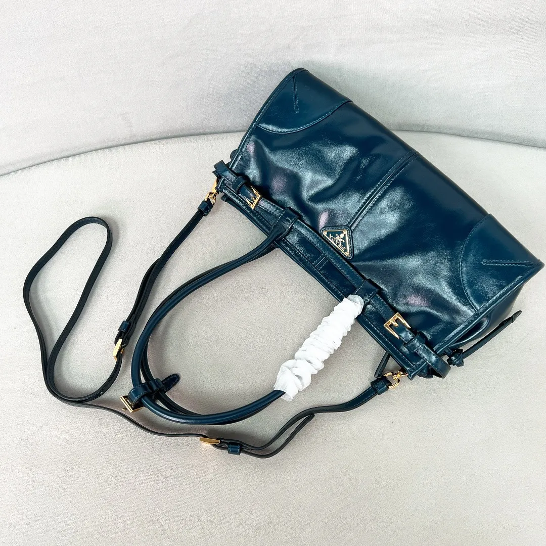 💰1840✨New model debut✨Oil wax leather LuxSoft handbag 1BA426 Popular LuxSoftBag Retro oil wax leather with gold hardware Iconic triangle logo Equipped with a long shoulder strap Can be carried on one shoulder or crossbody The fashionable feel is straight to the full design The design is casual, simple, refined and practical A retro style bag suitable for daily travel The upper body is really cool and retro➕Fashionable instant sense Size 32*15.5*12
