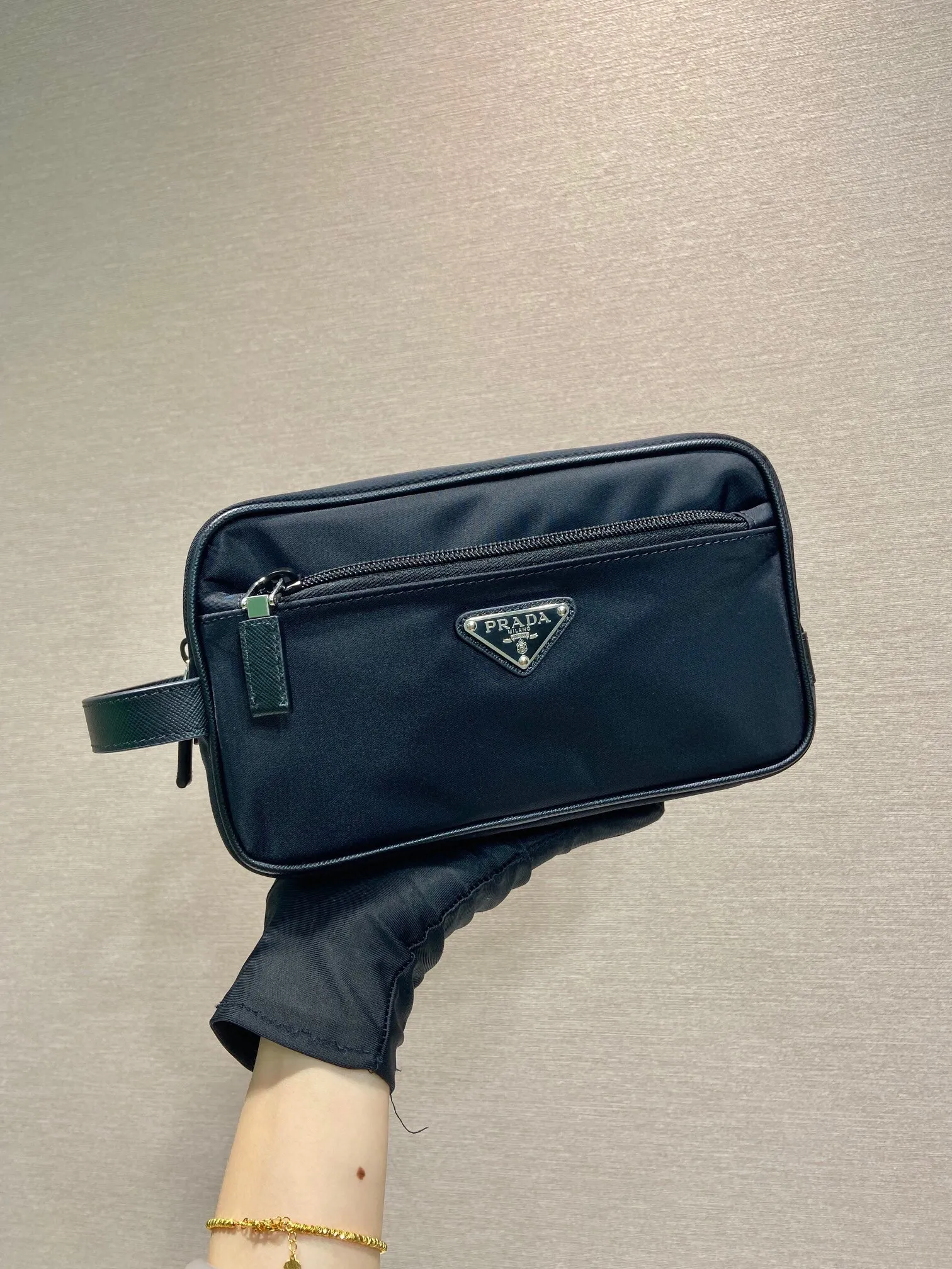 P¥420 [Dongguan Factory Special] 🎉 New toiletry bag 🎉 2NA819 storage bag 🎉🎉 This travel storage bag is made of Re-Nylon regenerated nylon material, with a simple and elegant design. The storage bag is equipped with a top zipper, decorated with an enameled triangle logo and a Saffiano hand strap, and two external zippered pockets The internal zippered pocket is very practical. It can be used as a handbag or a travel storage/toilet bag. Baby, hurry up and get it🎉🎉 Length 22x Height 12.5x Bottom length 11🎉🎉🎉