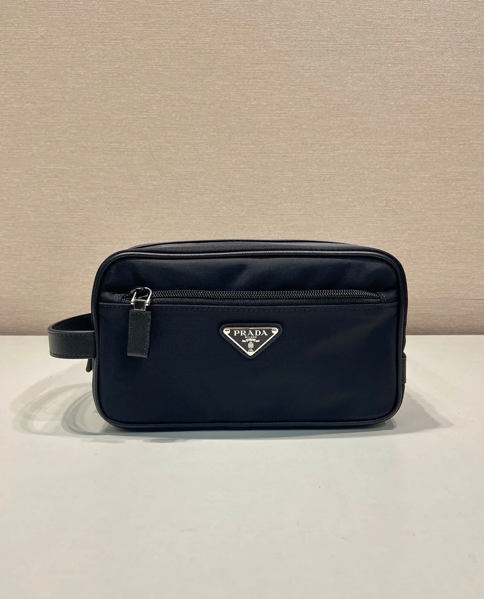 P¥420 [Dongguan Factory Special] 🎉 New toiletry bag 🎉 2NA819 storage bag 🎉🎉 This travel storage bag is made of Re-Nylon regenerated nylon material, with a simple and elegant design. The storage bag is equipped with a top zipper, decorated with an enameled triangle logo and a Saffiano hand strap, and two external zippered pockets The internal zippered pocket is very practical. It can be used as a handbag or a travel storage/toilet bag. Baby, hurry up and get it🎉🎉 Length 22x Height 12.5x Bottom length 11🎉🎉🎉