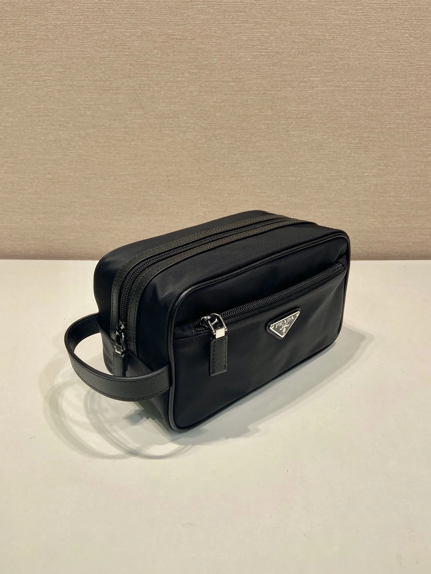 P¥420 [Dongguan Factory Special] 🎉 New toiletry bag 🎉 2NA819 storage bag 🎉🎉 This travel storage bag is made of Re-Nylon regenerated nylon material, with a simple and elegant design. The storage bag is equipped with a top zipper, decorated with an enameled triangle logo and a Saffiano hand strap, and two external zippered pockets The internal zippered pocket is very practical. It can be used as a handbag or a travel storage/toilet bag. Baby, hurry up and get it🎉🎉 Length 22x Height 12.5x Bottom length 11🎉🎉🎉