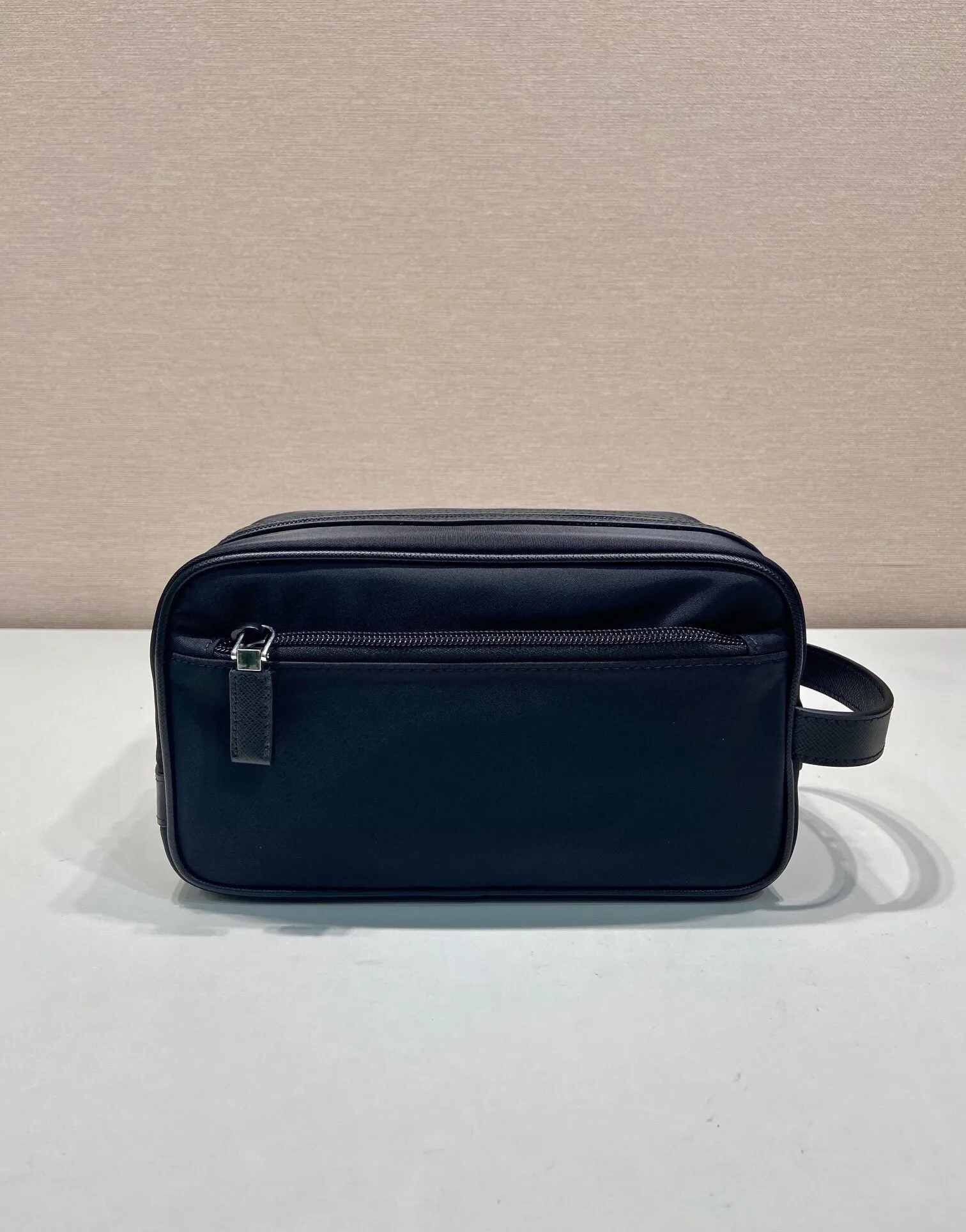 P¥420 [Dongguan Factory Special] 🎉 New toiletry bag 🎉 2NA819 storage bag 🎉🎉 This travel storage bag is made of Re-Nylon regenerated nylon material, with a simple and elegant design. The storage bag is equipped with a top zipper, decorated with an enameled triangle logo and a Saffiano hand strap, and two external zippered pockets The internal zippered pocket is very practical. It can be used as a handbag or a travel storage/toilet bag. Baby, hurry up and get it🎉🎉 Length 22x Height 12.5x Bottom length 11🎉🎉🎉