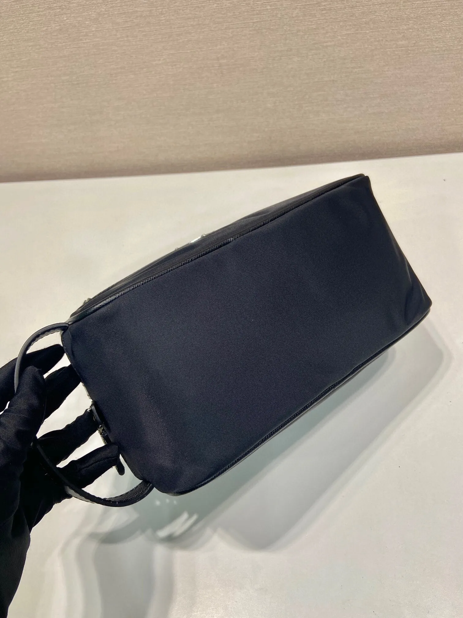 P¥420 [Dongguan Factory Special] 🎉 New toiletry bag 🎉 2NA819 storage bag 🎉🎉 This travel storage bag is made of Re-Nylon regenerated nylon material, with a simple and elegant design. The storage bag is equipped with a top zipper, decorated with an enameled triangle logo and a Saffiano hand strap, and two external zippered pockets The internal zippered pocket is very practical. It can be used as a handbag or a travel storage/toilet bag. Baby, hurry up and get it🎉🎉 Length 22x Height 12.5x Bottom length 11🎉🎉🎉