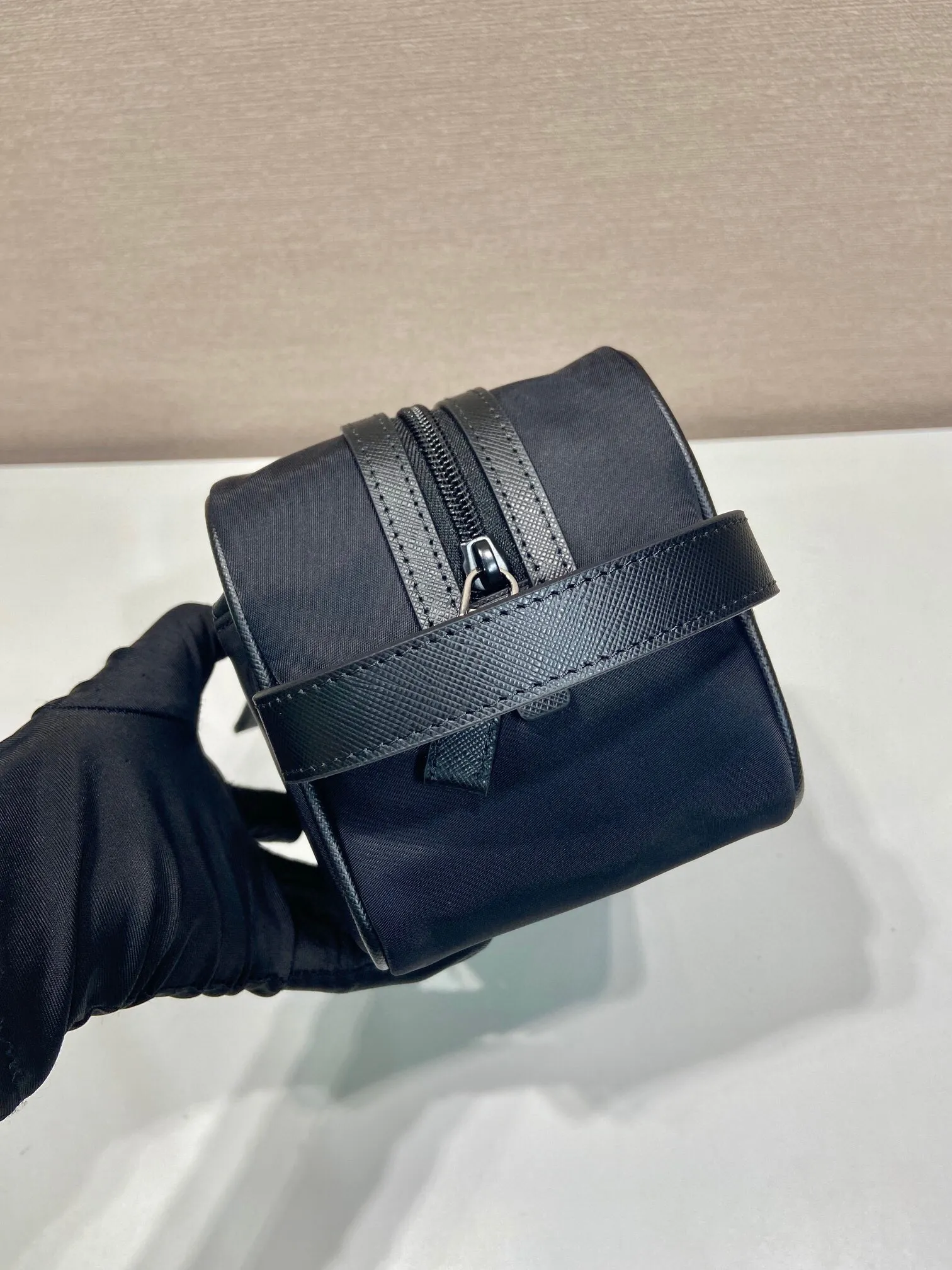 P¥420 [Dongguan Factory Special] 🎉 New toiletry bag 🎉 2NA819 storage bag 🎉🎉 This travel storage bag is made of Re-Nylon regenerated nylon material, with a simple and elegant design. The storage bag is equipped with a top zipper, decorated with an enameled triangle logo and a Saffiano hand strap, and two external zippered pockets The internal zippered pocket is very practical. It can be used as a handbag or a travel storage/toilet bag. Baby, hurry up and get it🎉🎉 Length 22x Height 12.5x Bottom length 11🎉🎉🎉