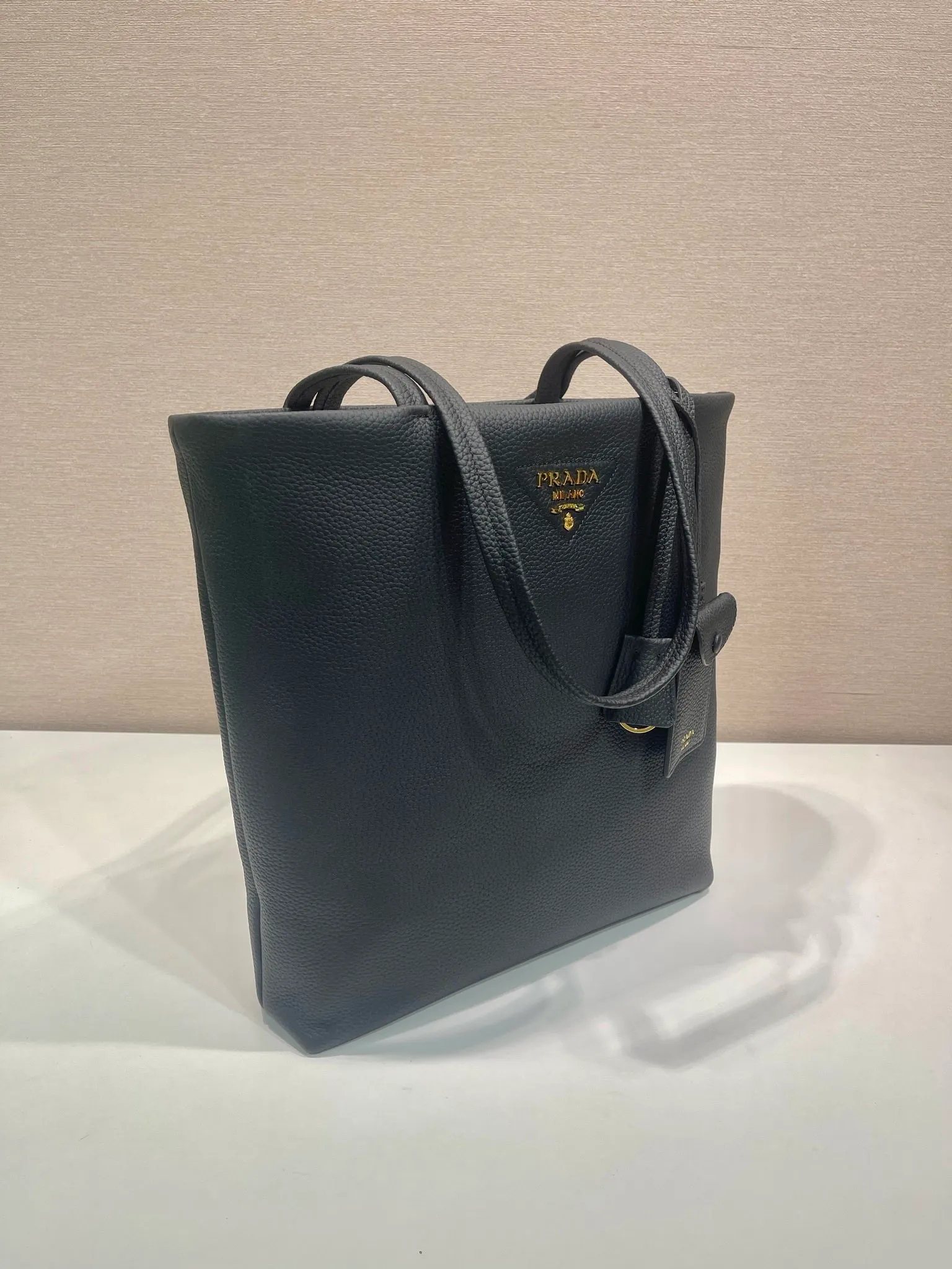 💰1700🎉New tote bag🎉1BG550🎉 This tote bag is made of imported deerskin grain cowhide and can be carried by hand or carried on the shoulder. Comes with a detachable small coin purse and key ring, it’s perfect😘,😘, it has large capacity and feels super soft🎉Hurry up and get it🎉Length 35x Height 35x Bottom 8cm🎉🎉🎉👏👏👏