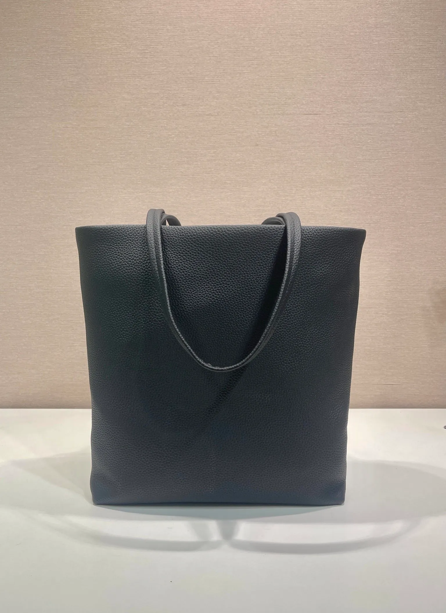 💰1700🎉New tote bag🎉1BG550🎉 This tote bag is made of imported deerskin grain cowhide and can be carried by hand or carried on the shoulder. Comes with a detachable small coin purse and key ring, it’s perfect😘,😘, it has large capacity and feels super soft🎉Hurry up and get it🎉Length 35x Height 35x Bottom 8cm🎉🎉🎉👏👏👏