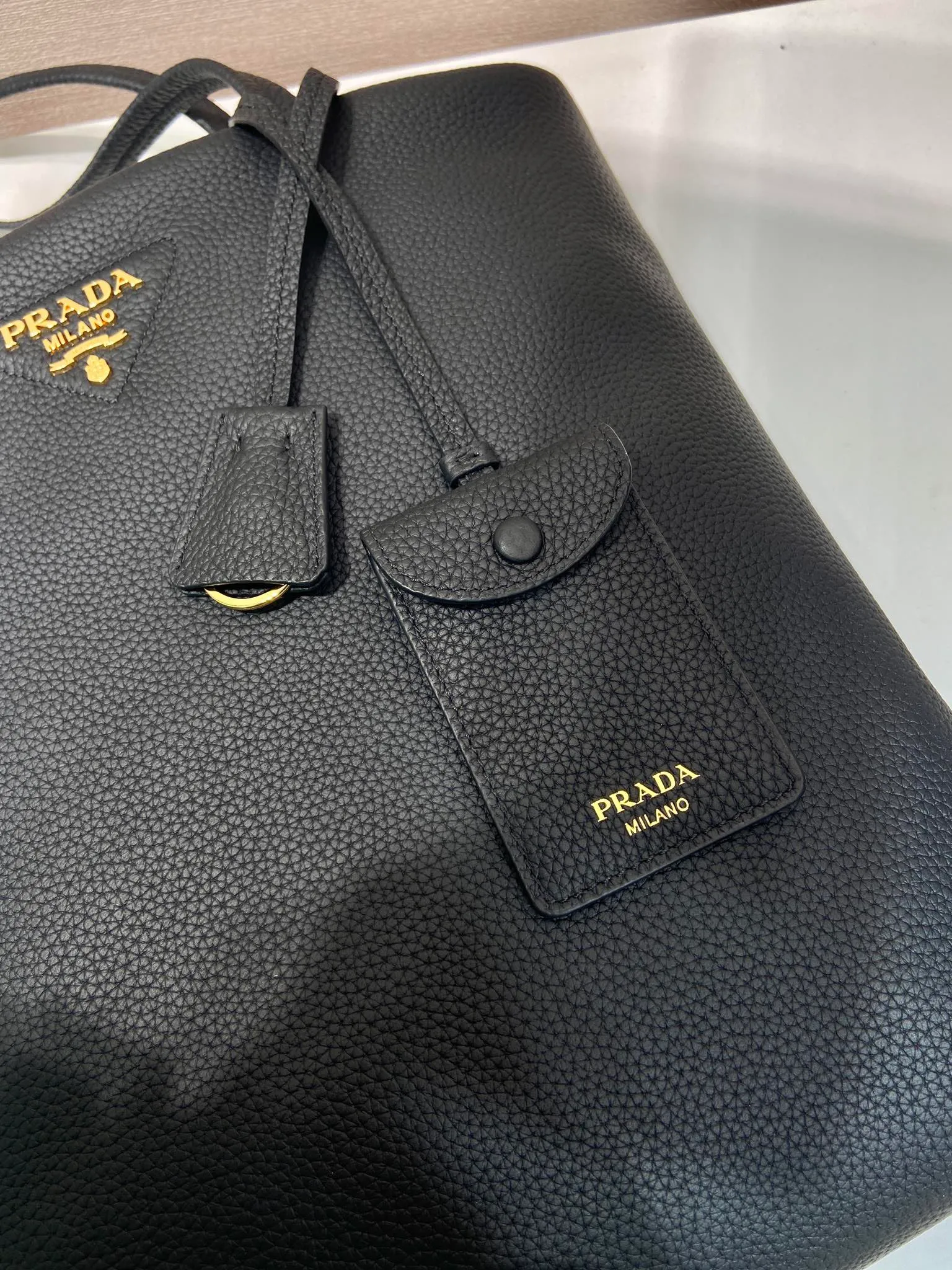 💰1700🎉New tote bag🎉1BG550🎉 This tote bag is made of imported deerskin grain cowhide and can be carried by hand or carried on the shoulder. Comes with a detachable small coin purse and key ring, it’s perfect😘,😘, it has large capacity and feels super soft🎉Hurry up and get it🎉Length 35x Height 35x Bottom 8cm🎉🎉🎉👏👏👏