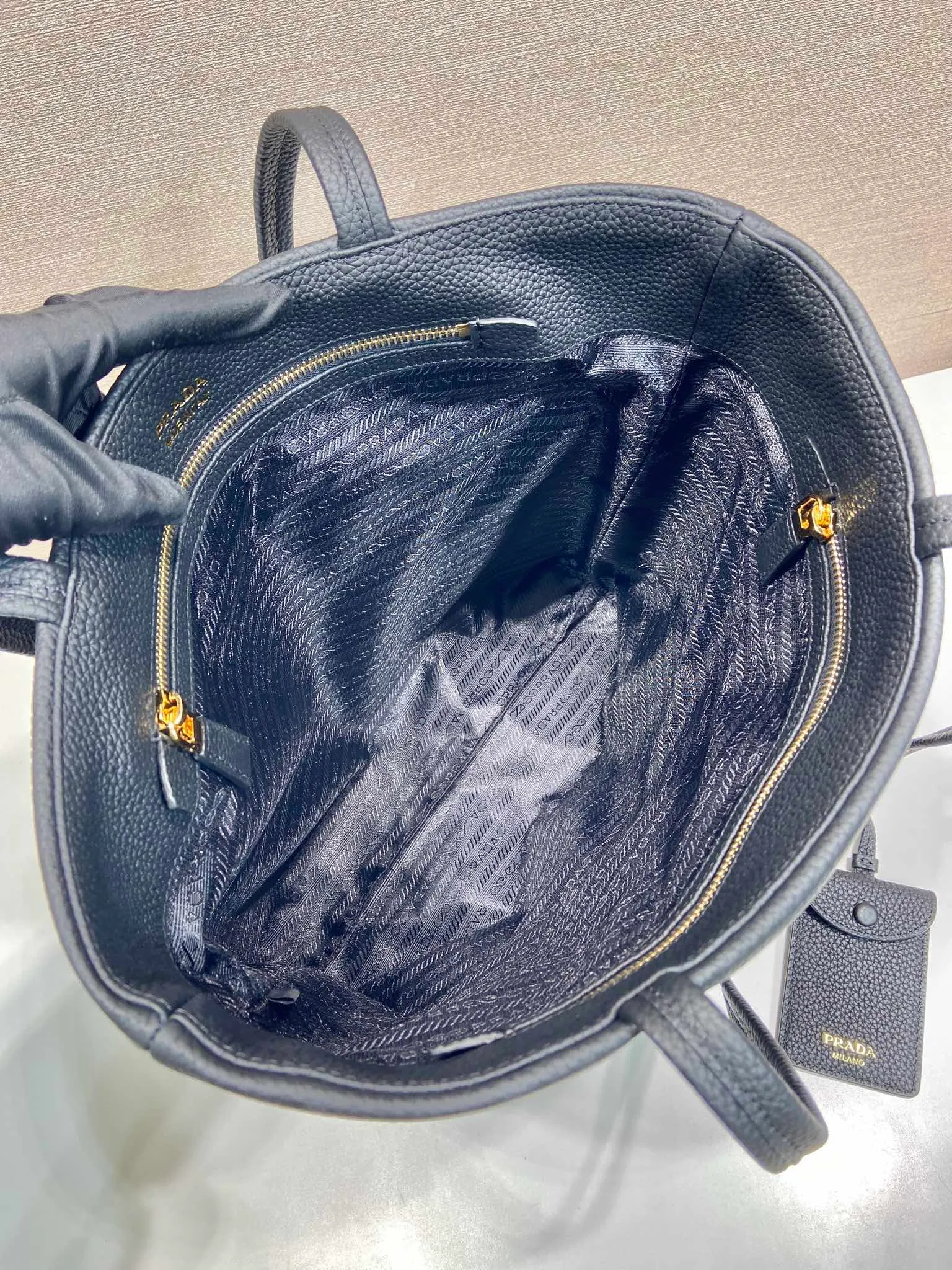 💰1700🎉New tote bag🎉1BG550🎉 This tote bag is made of imported deerskin grain cowhide and can be carried by hand or carried on the shoulder. Comes with a detachable small coin purse and key ring, it’s perfect😘,😘, it has large capacity and feels super soft🎉Hurry up and get it🎉Length 35x Height 35x Bottom 8cm🎉🎉🎉👏👏👏