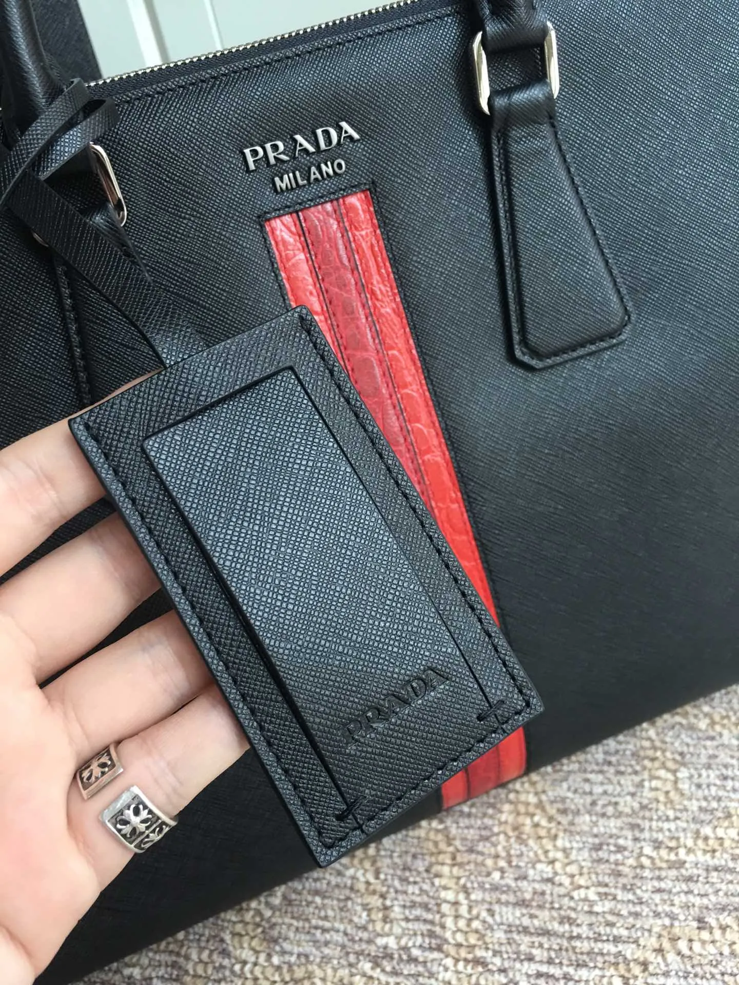 Exclusive debut🎉🎉🎉, 2VE030G, made of original cross-grain cowhide, with crocodile leather inlay in the middle, looking extra classy [strong][strong][strong], polished steel logo metal, single The mezzanine is designed with one side bag/one zipper bag/two mobile phone pockets, light and practical, the best for men😘, 175 OEM code, length 38x height 29 bottom 6cm, 💰2100