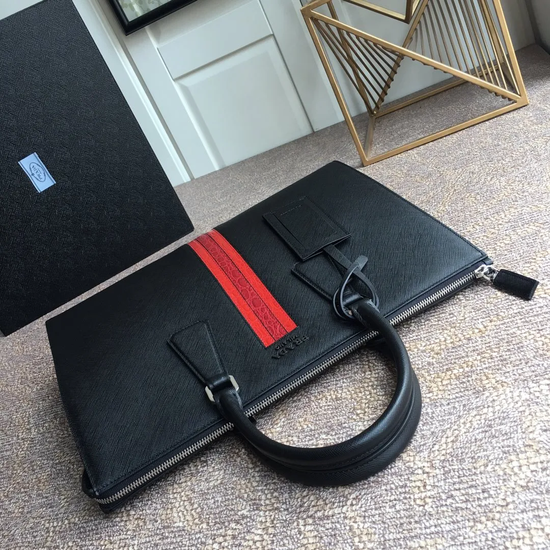 Exclusive debut🎉🎉🎉, 2VE030G, made of original cross-grain cowhide, with crocodile leather inlay in the middle, looking extra classy [strong][strong][strong], polished steel logo metal, single The mezzanine is designed with one side bag/one zipper bag/two mobile phone pockets, light and practical, the best for men😘, 175 OEM code, length 38x height 29 bottom 6cm, 💰2100