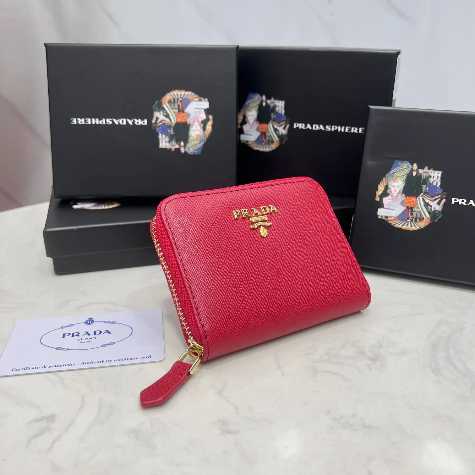 Batch 150 PRADA👏👏Hot-selling men’s card holder💼The latest style at the counter, synchronized with the official website, genuine product development, Italian top-quality original single cross-grain cowhide with excellent texture, threaded lining and imported hardware accessories! Exquisite wiring is even and neat, the oil edges are smooth, No.: LM207, Size: 10cm long, 8cm high, Color: red, black, plum red, blue, pink